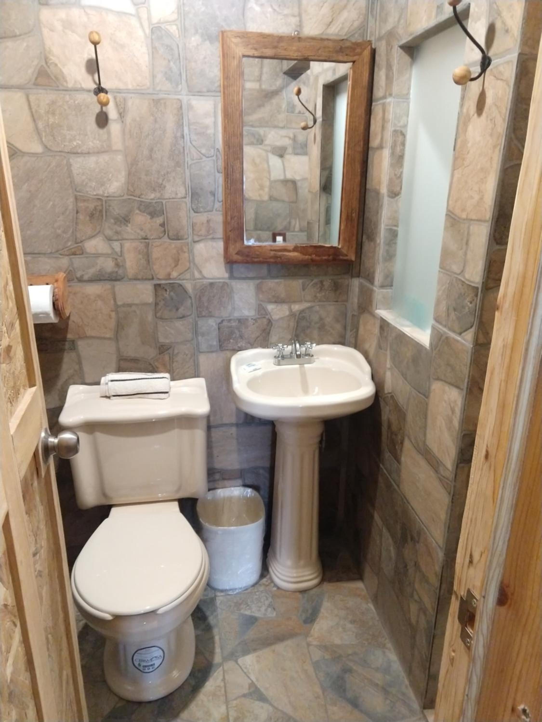 Quadruple Room with Private Bathroom - Photo 6