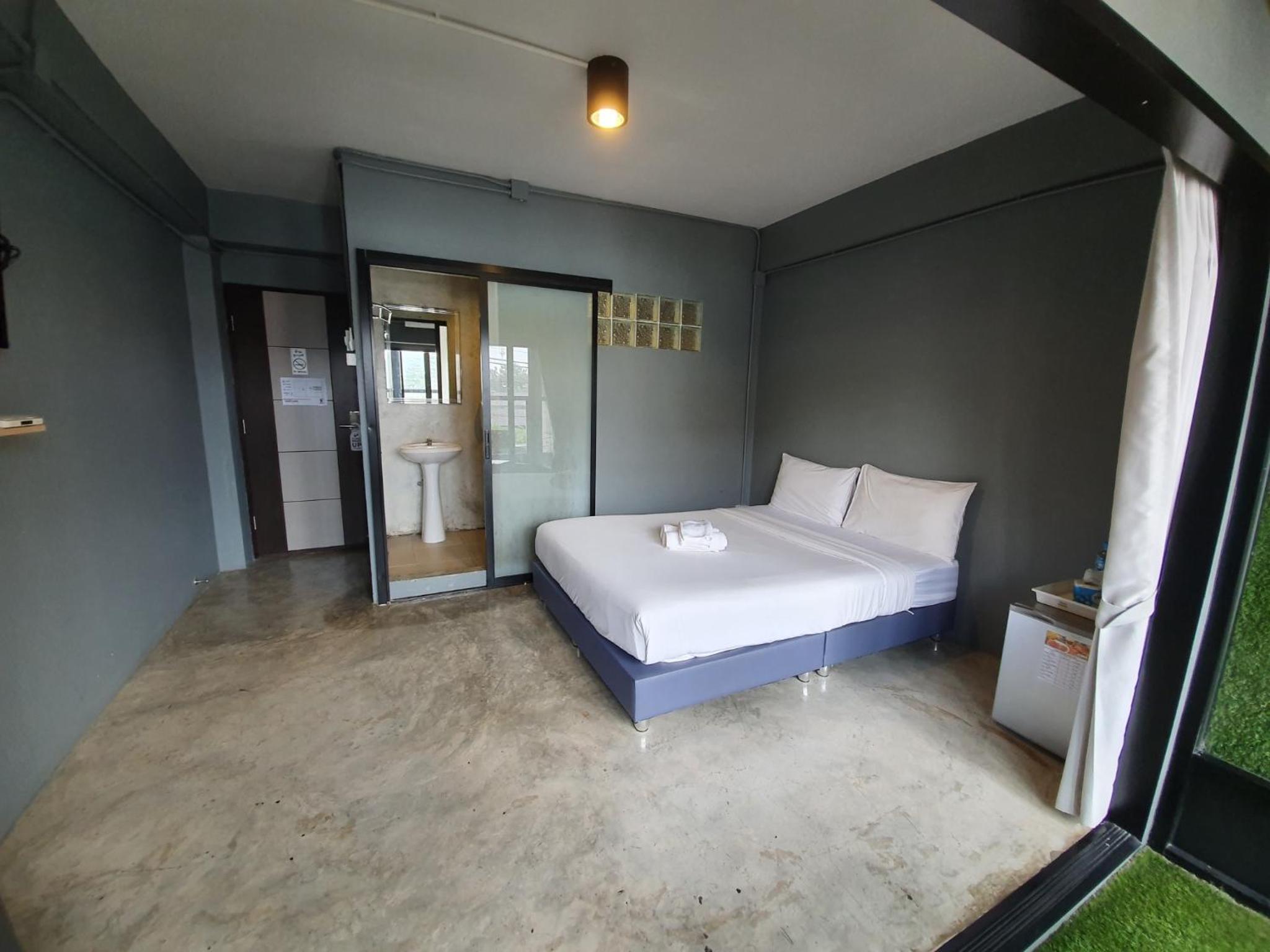 Queen Room with Balcony - Photo 3