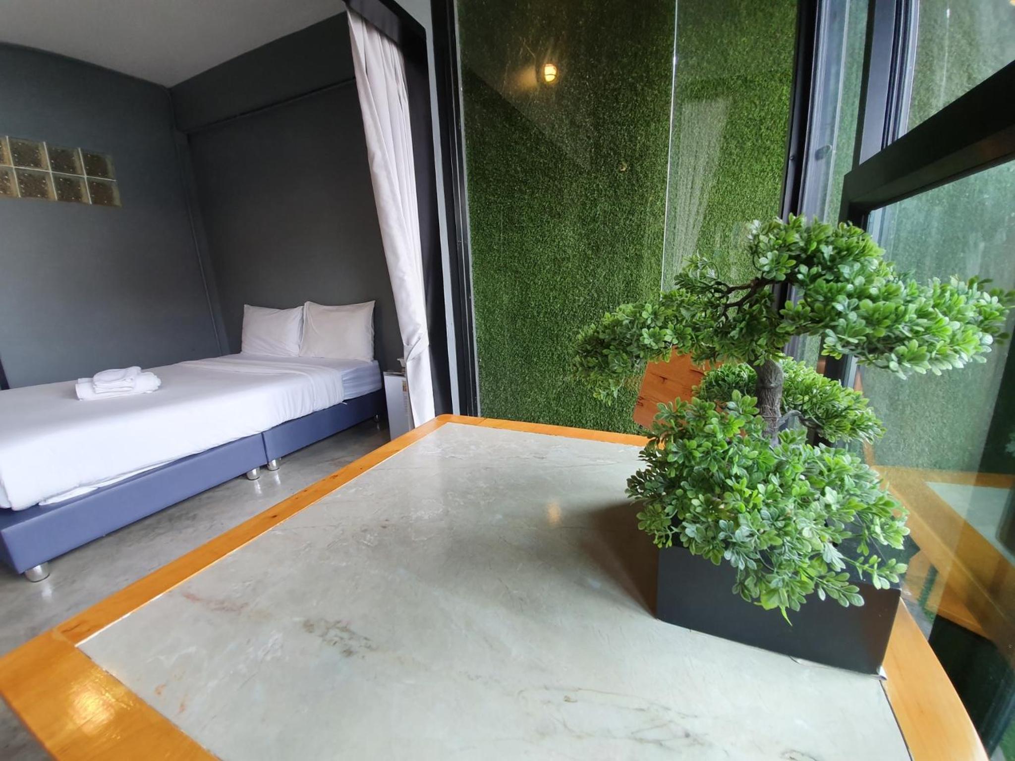 Queen Room with Balcony - Photo 2