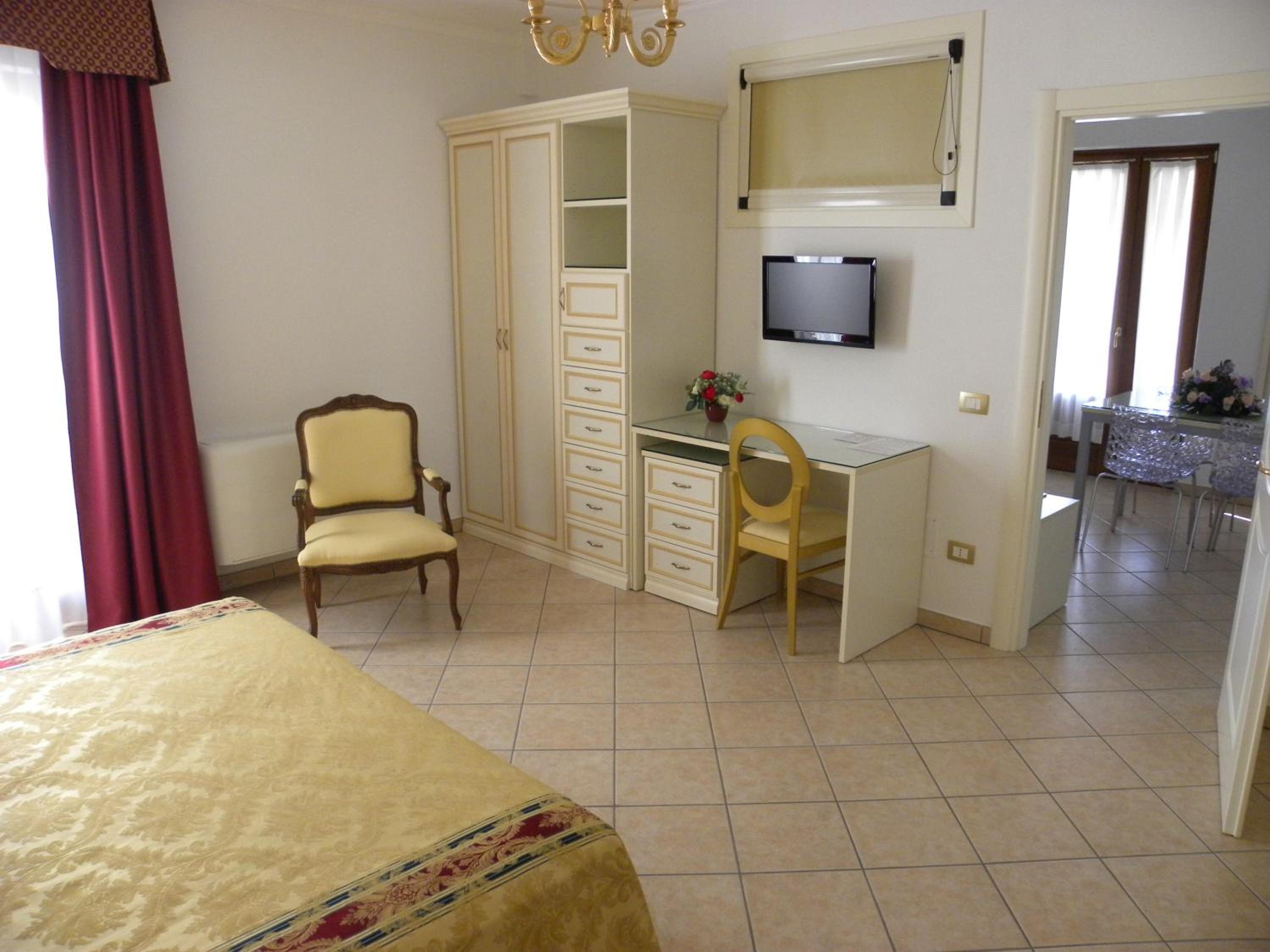 Suite with Terrace (4 Adults) - Photo 11
