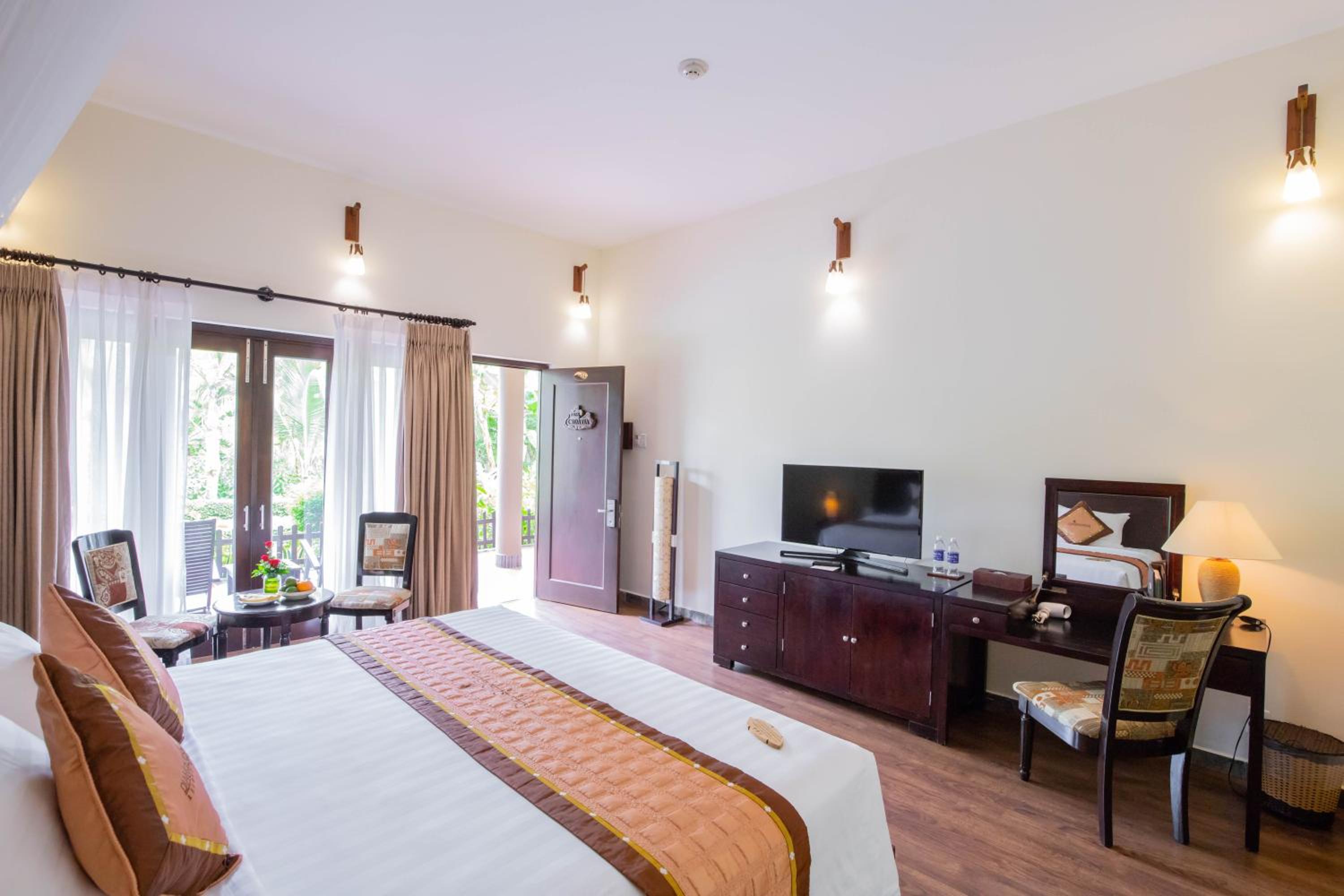 Diamond Bungalow with Garden View - Photo 5