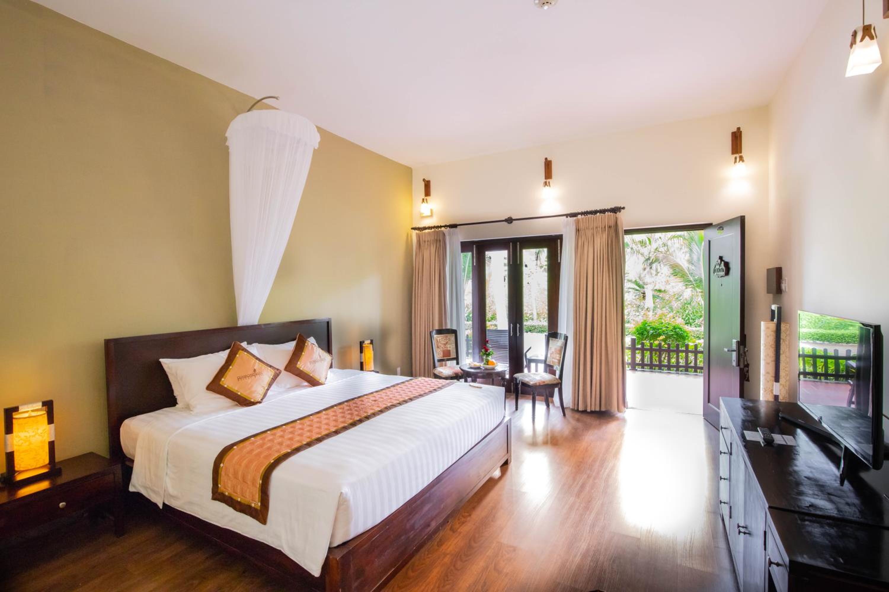 Diamond Bungalow with Garden View - Photo 4