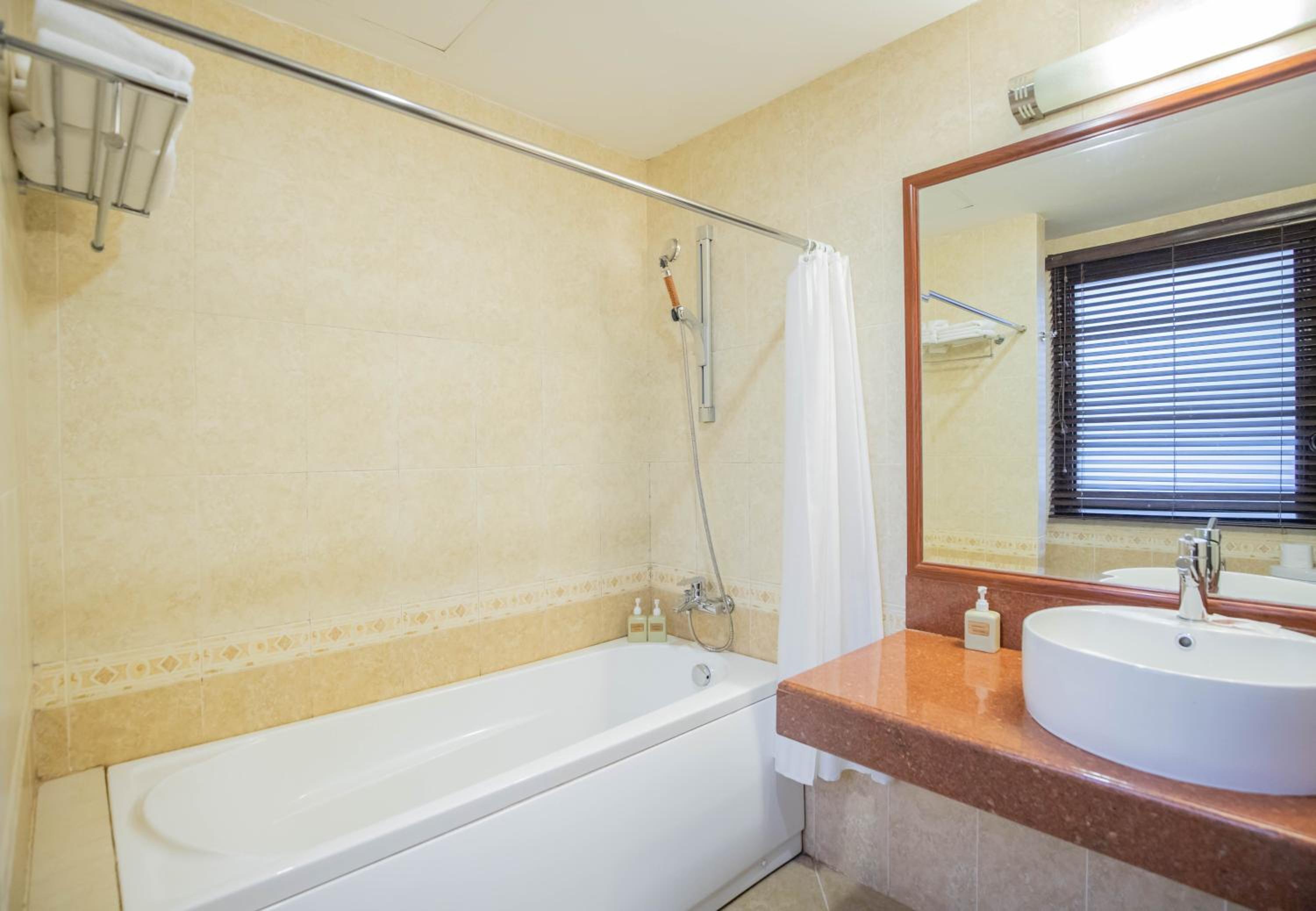 Deluxe Double or Twin Room with Garden View - Photo 9