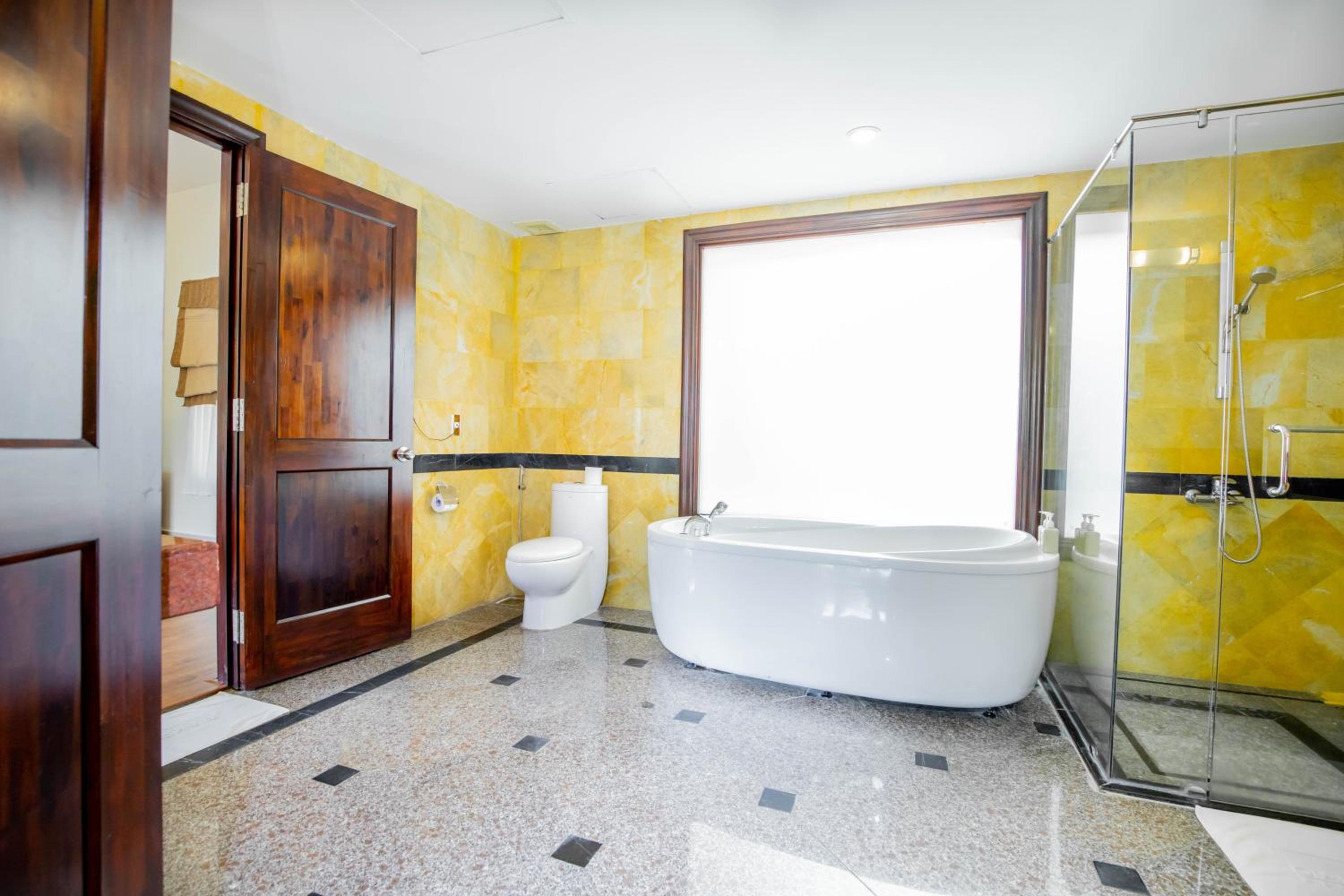 Executive Suite - Photo 12