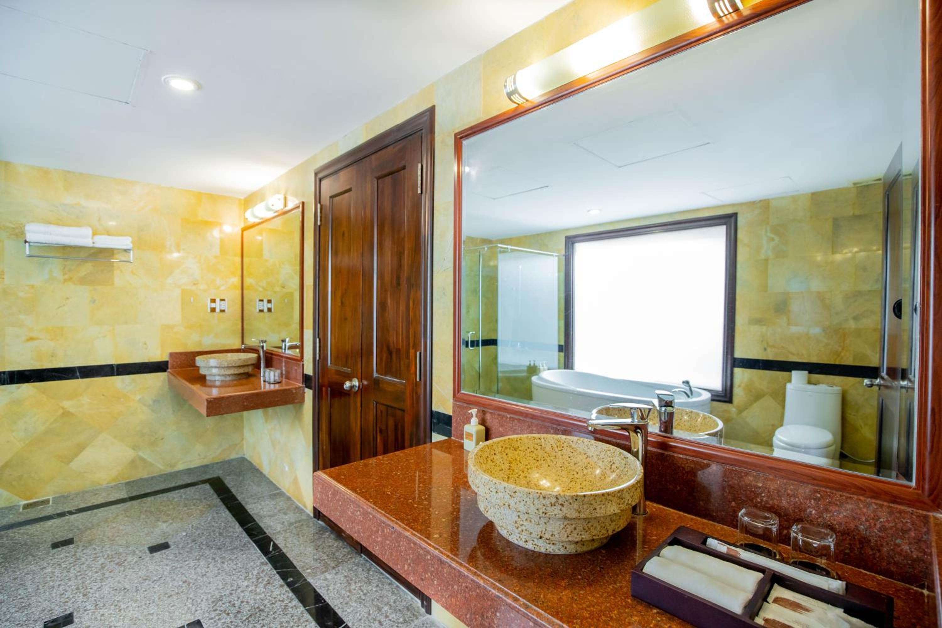Executive Suite - Photo 13