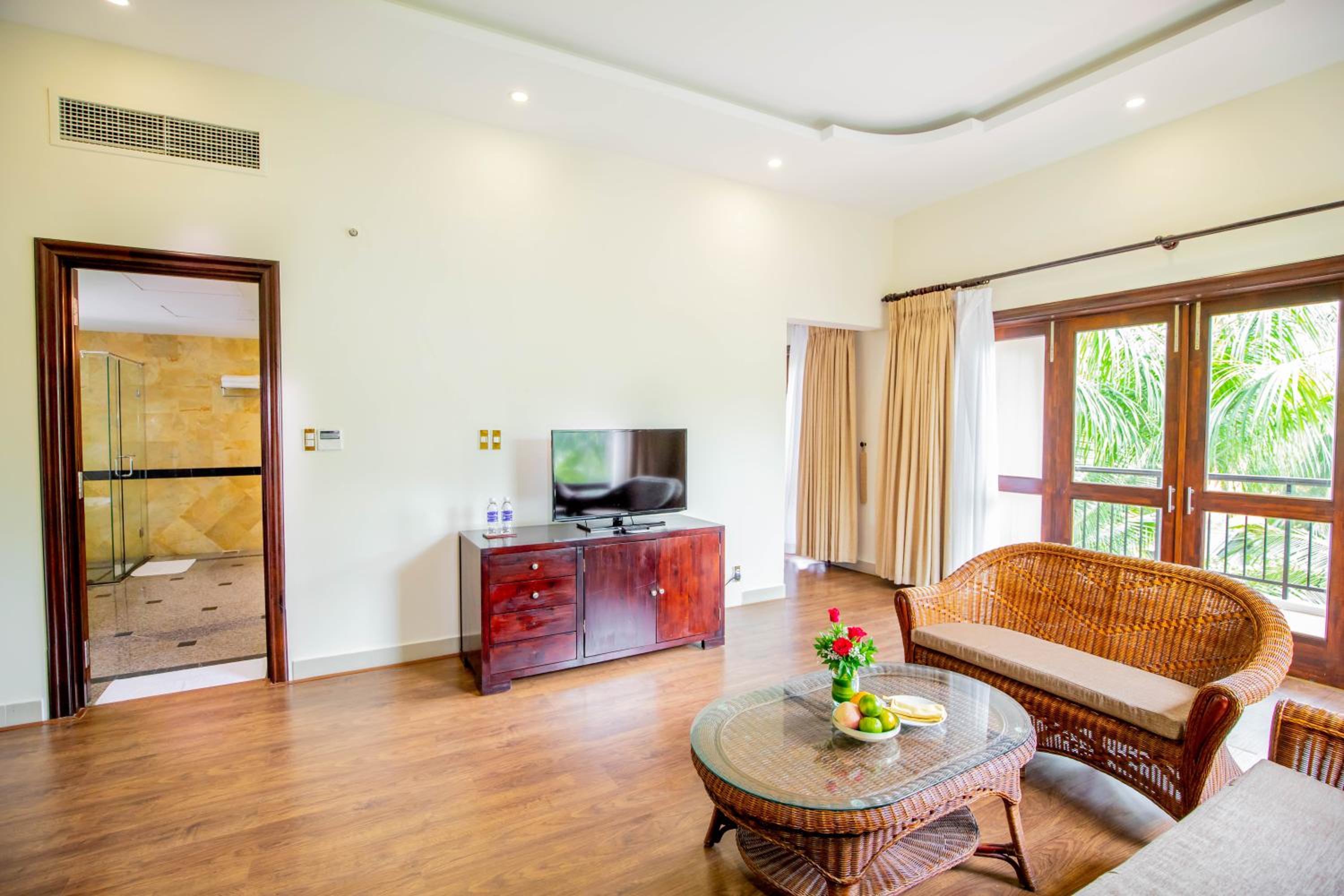 Executive Suite - Photo 14