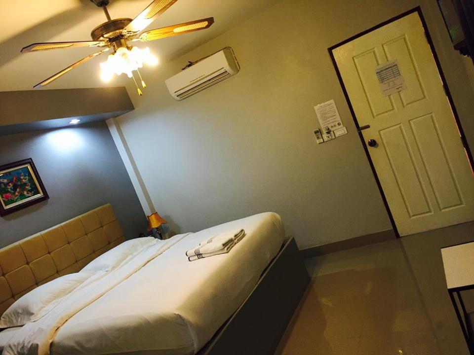 Standard King Room - Photo 17