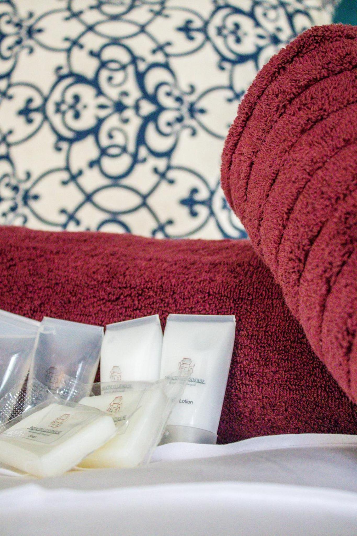 Deluxe King Room - Photo 8