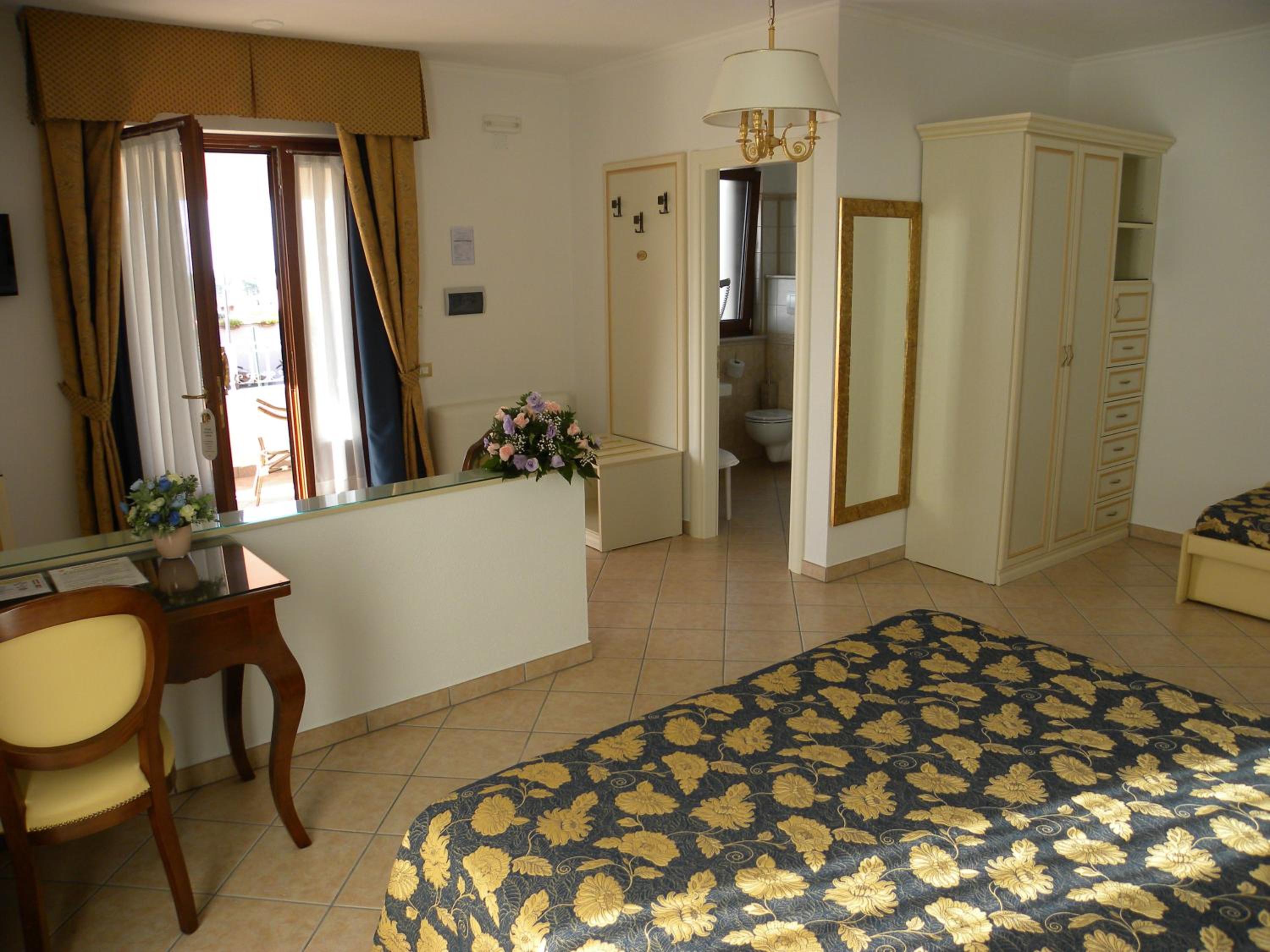 Suite with Terrace - Photo 11
