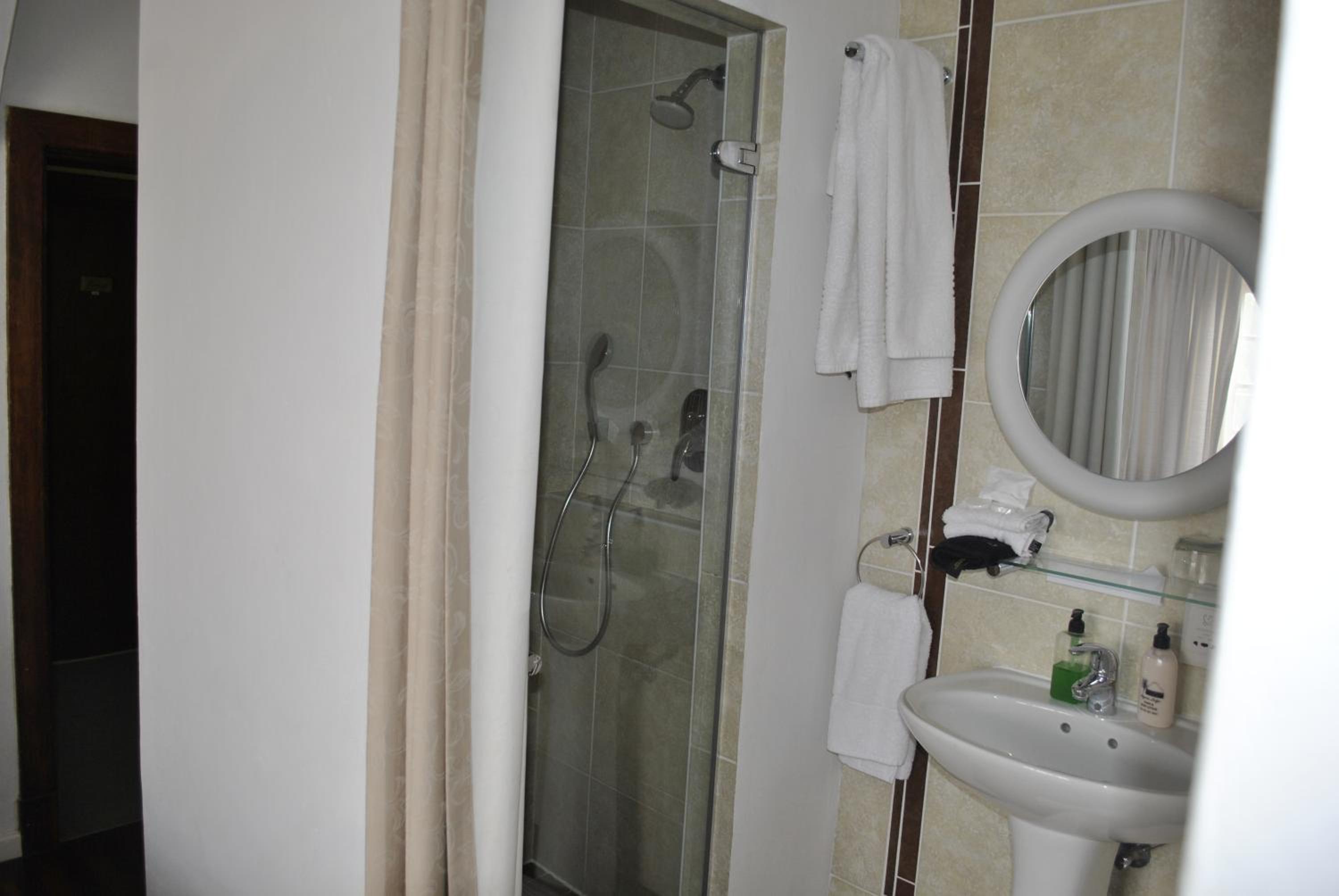 Double or Twin Room - Photo 2