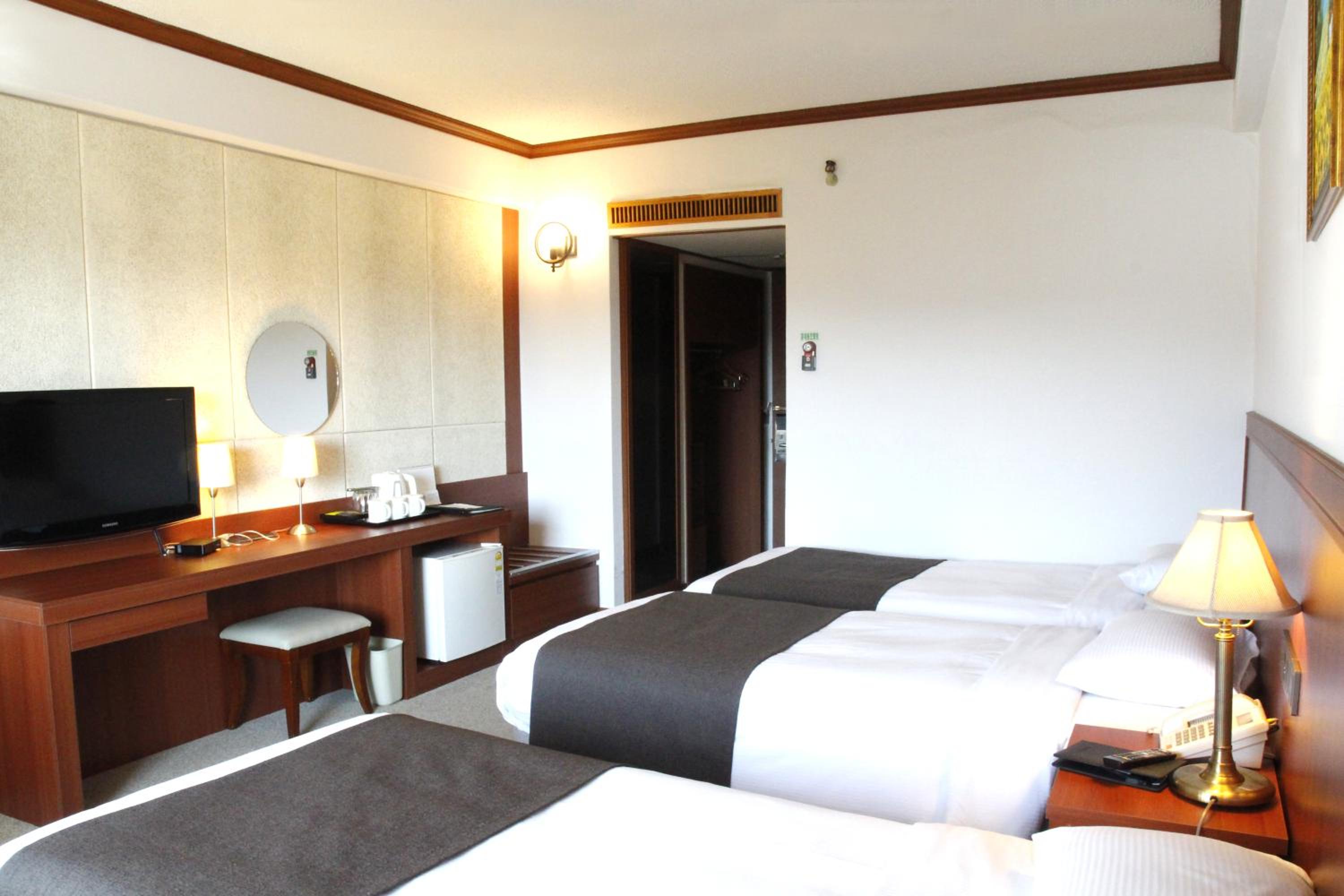 Deluxe Triple Room with Lake View photo 2