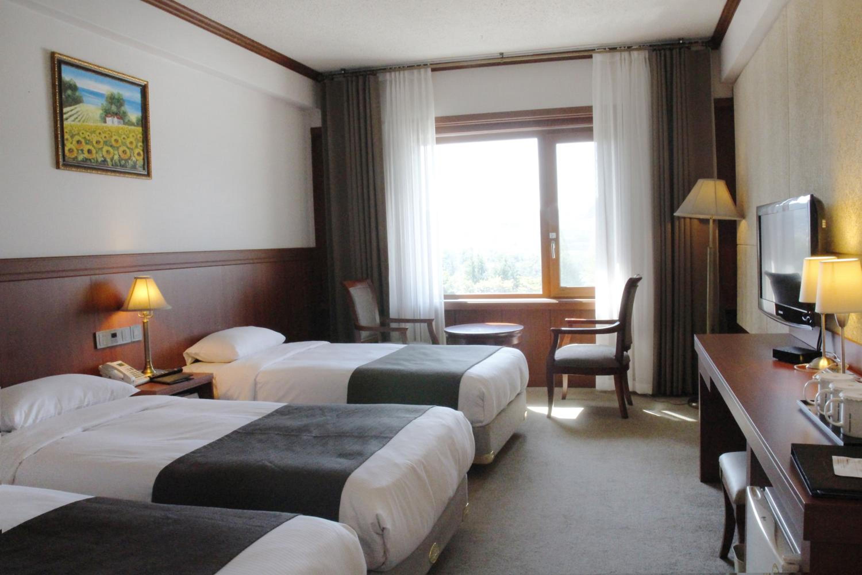 Deluxe Triple Room with Lake View photo 3