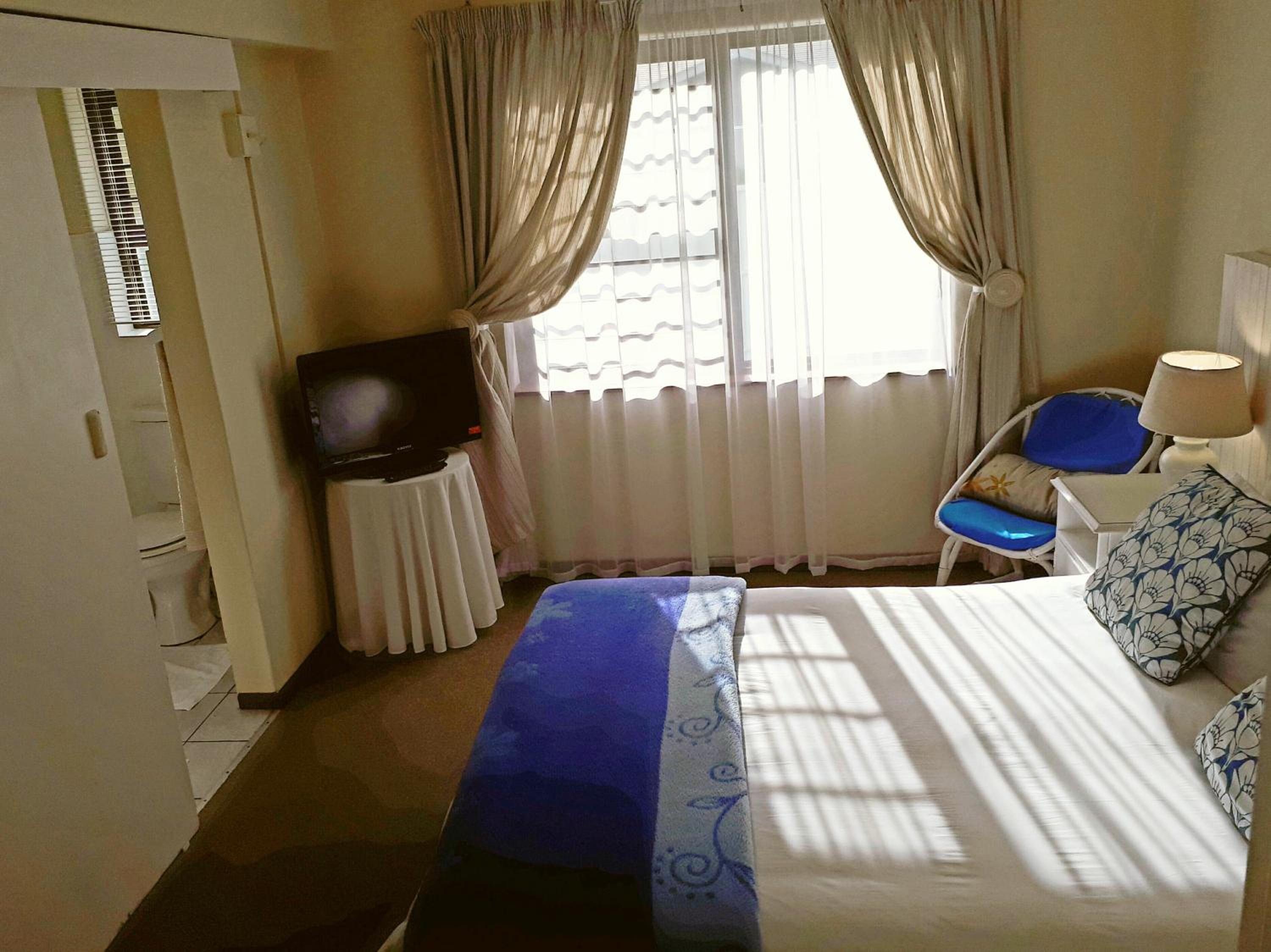 Double Room with Shower - Photo 6