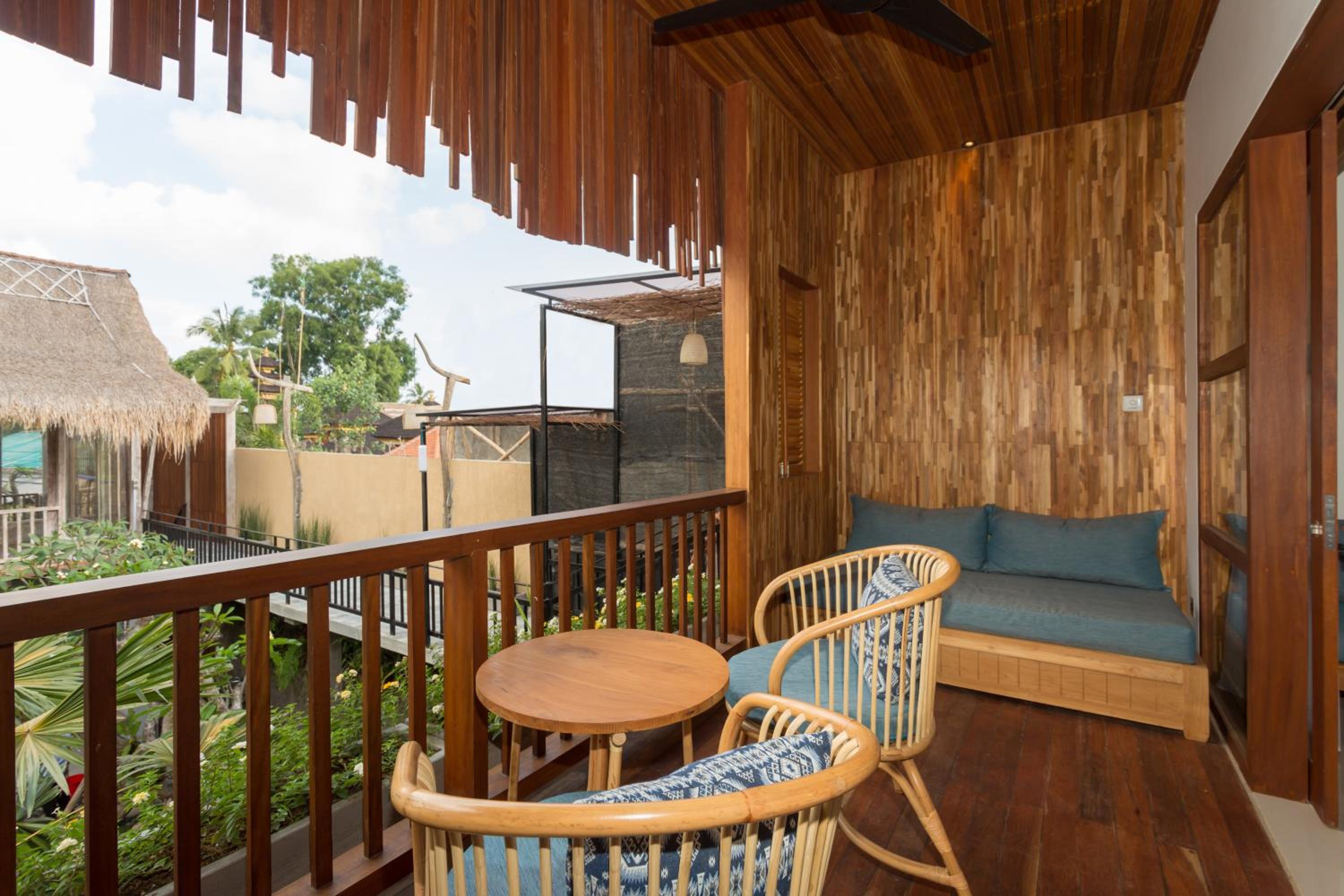 Suite with Pool View - Photo 7