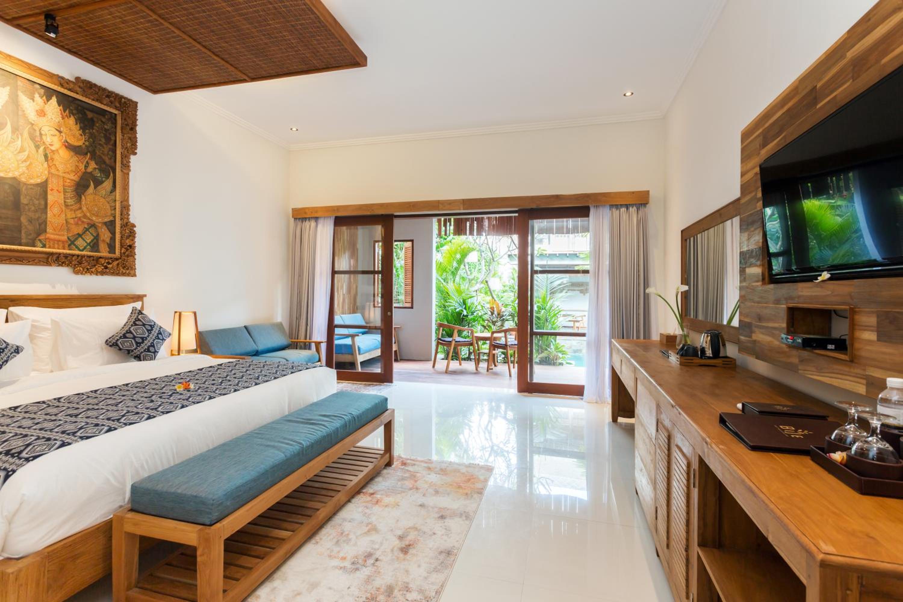 Suite with Pool View - Photo 10