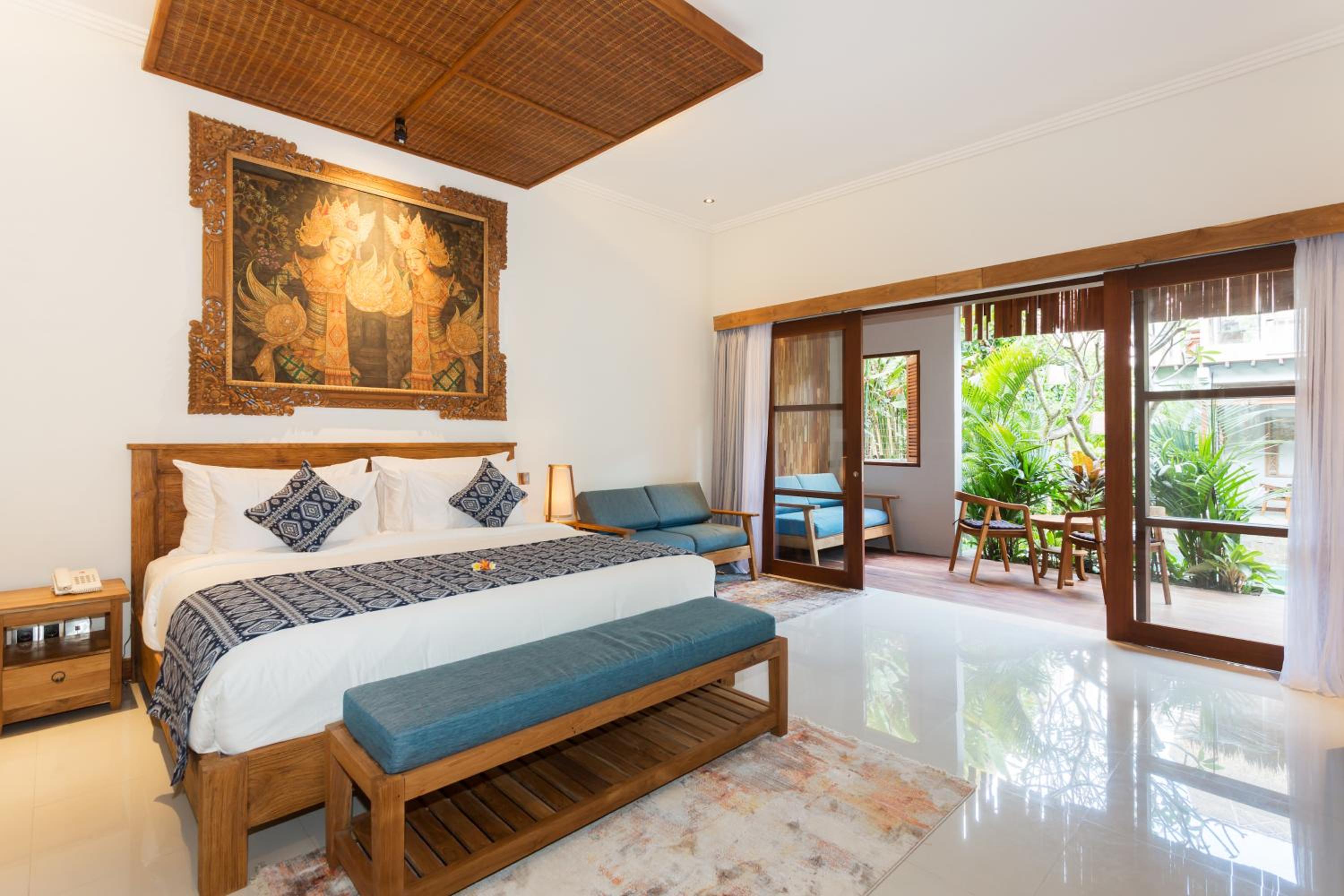 Suite with Pool View - Photo 9