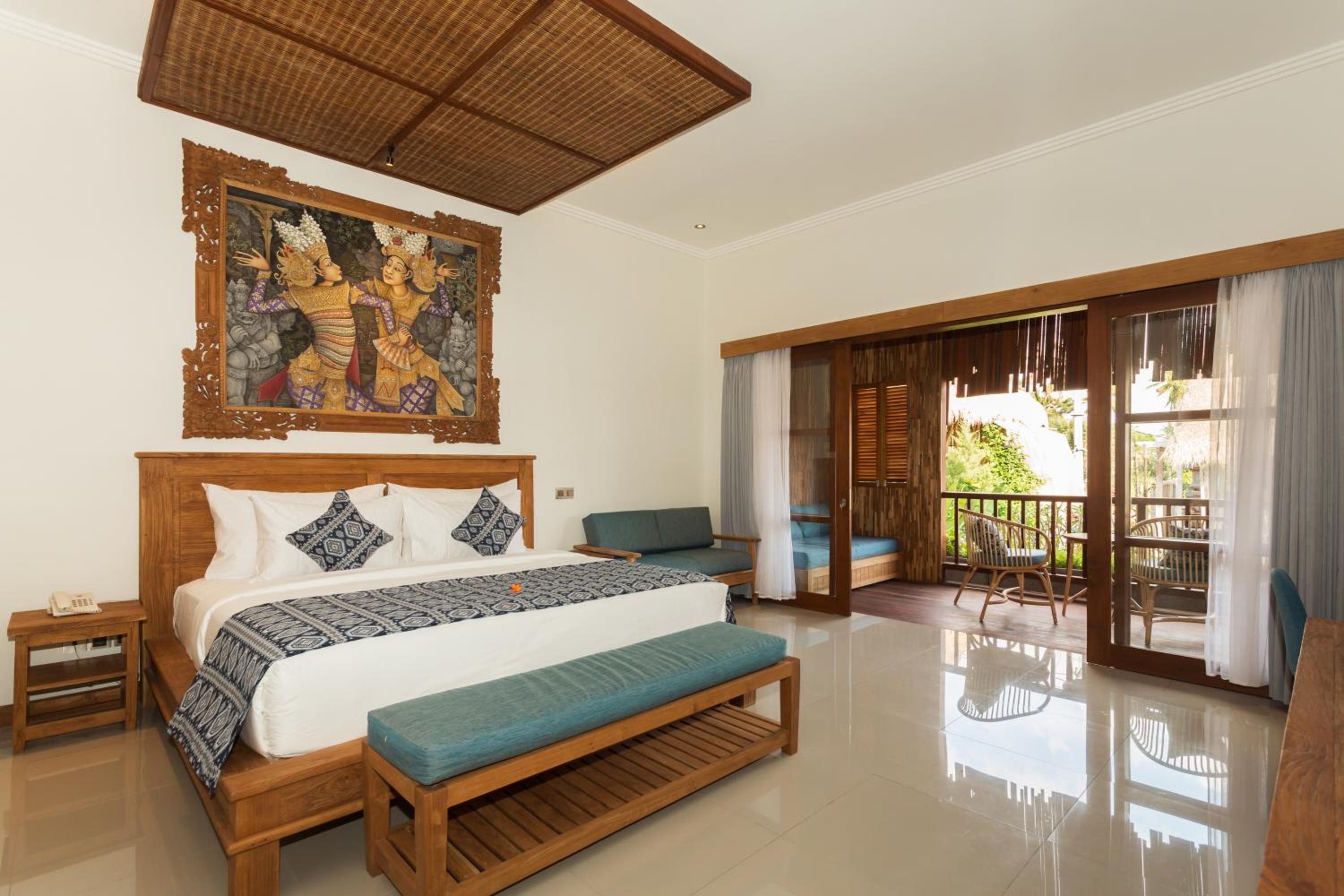 Suite with Pool View - Photo 11