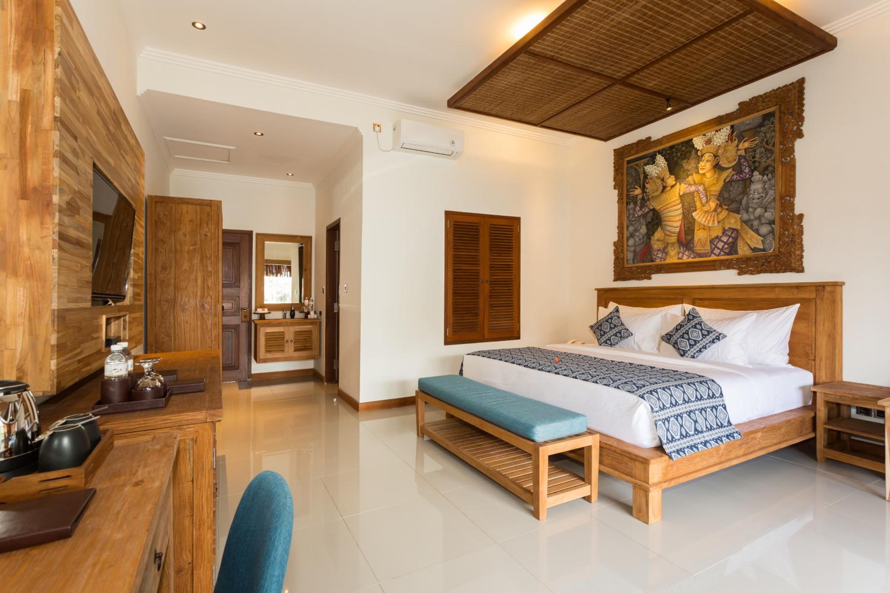 Suite with Pool View - Photo 12