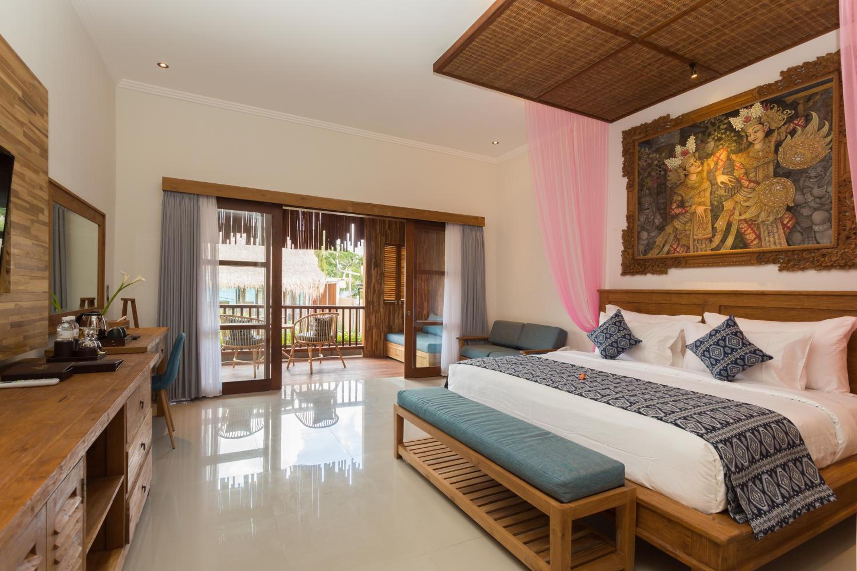 Suite with Pool View - Photo 13