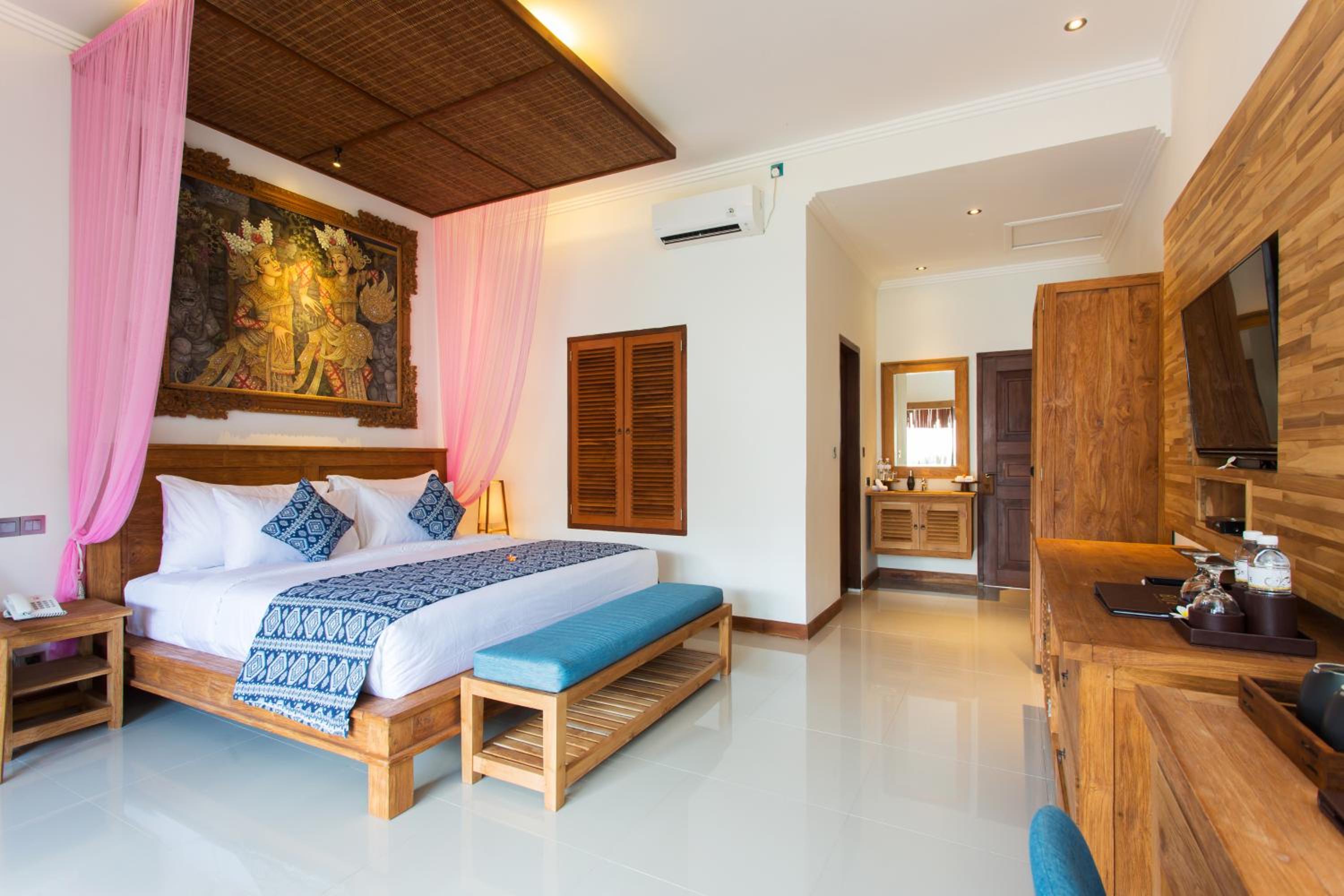 Suite with Pool View - Photo 14