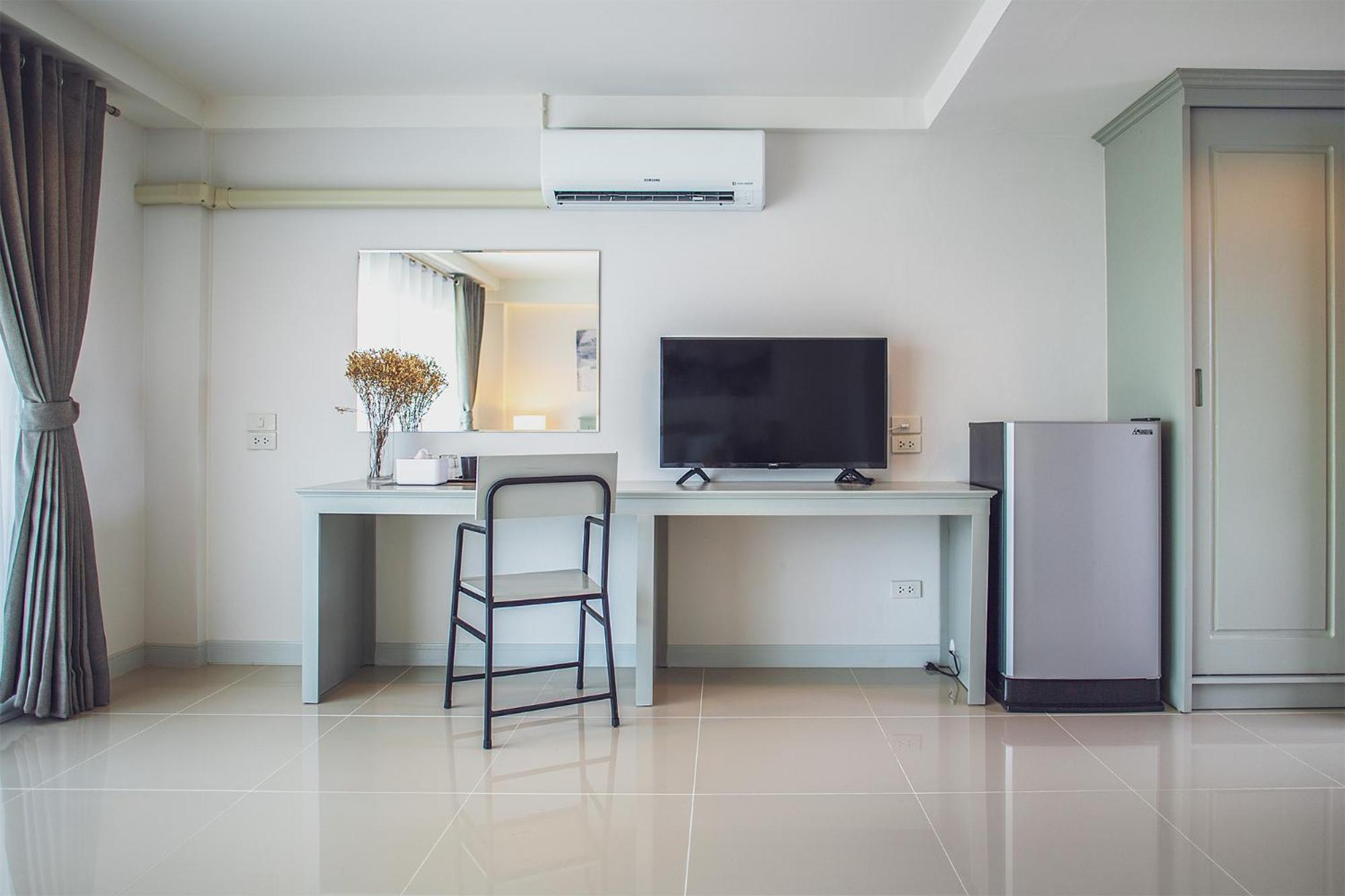 Deluxe Double Room with Balcony - Photo 7