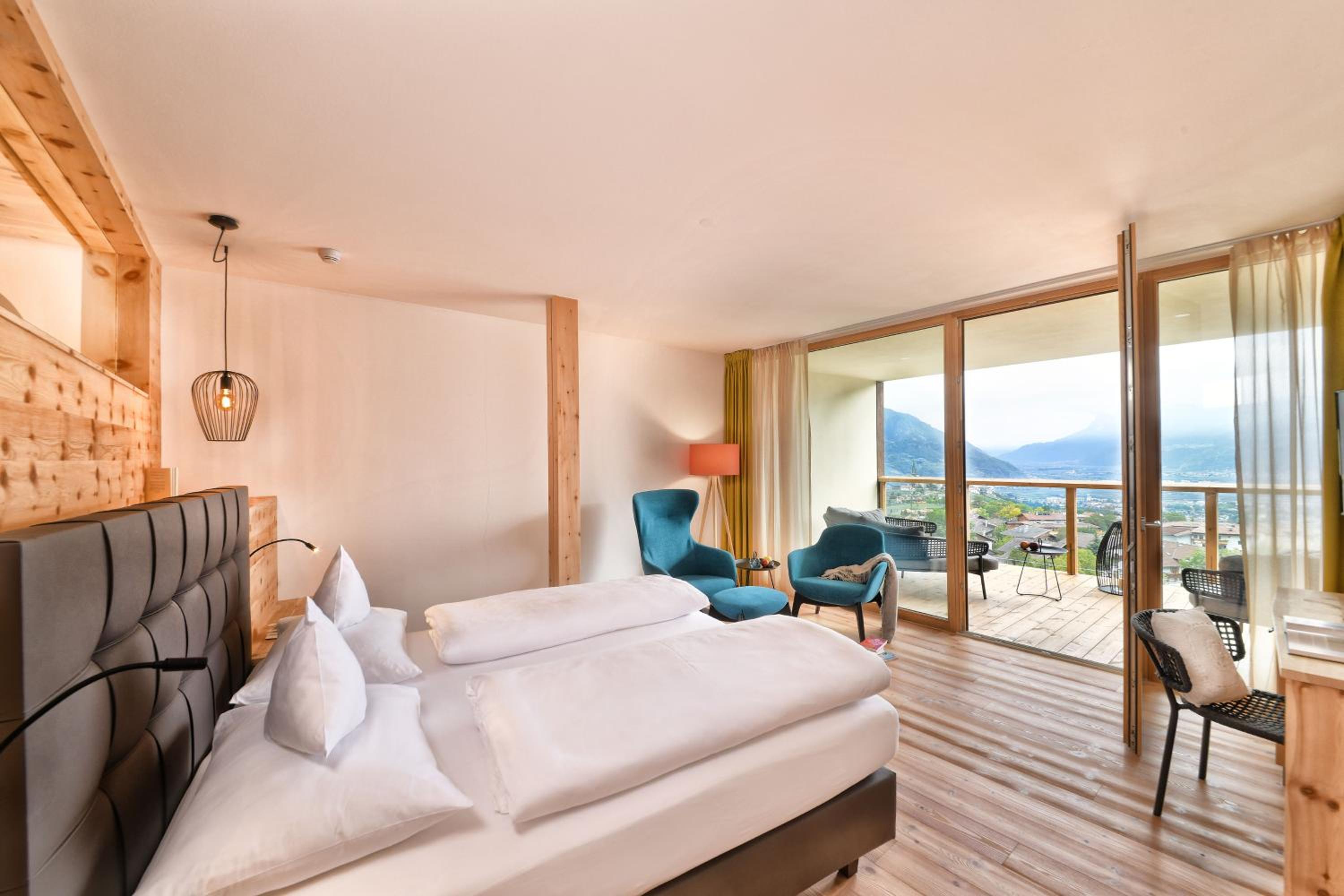 Deluxe Double Room with Balcony - Photo 6