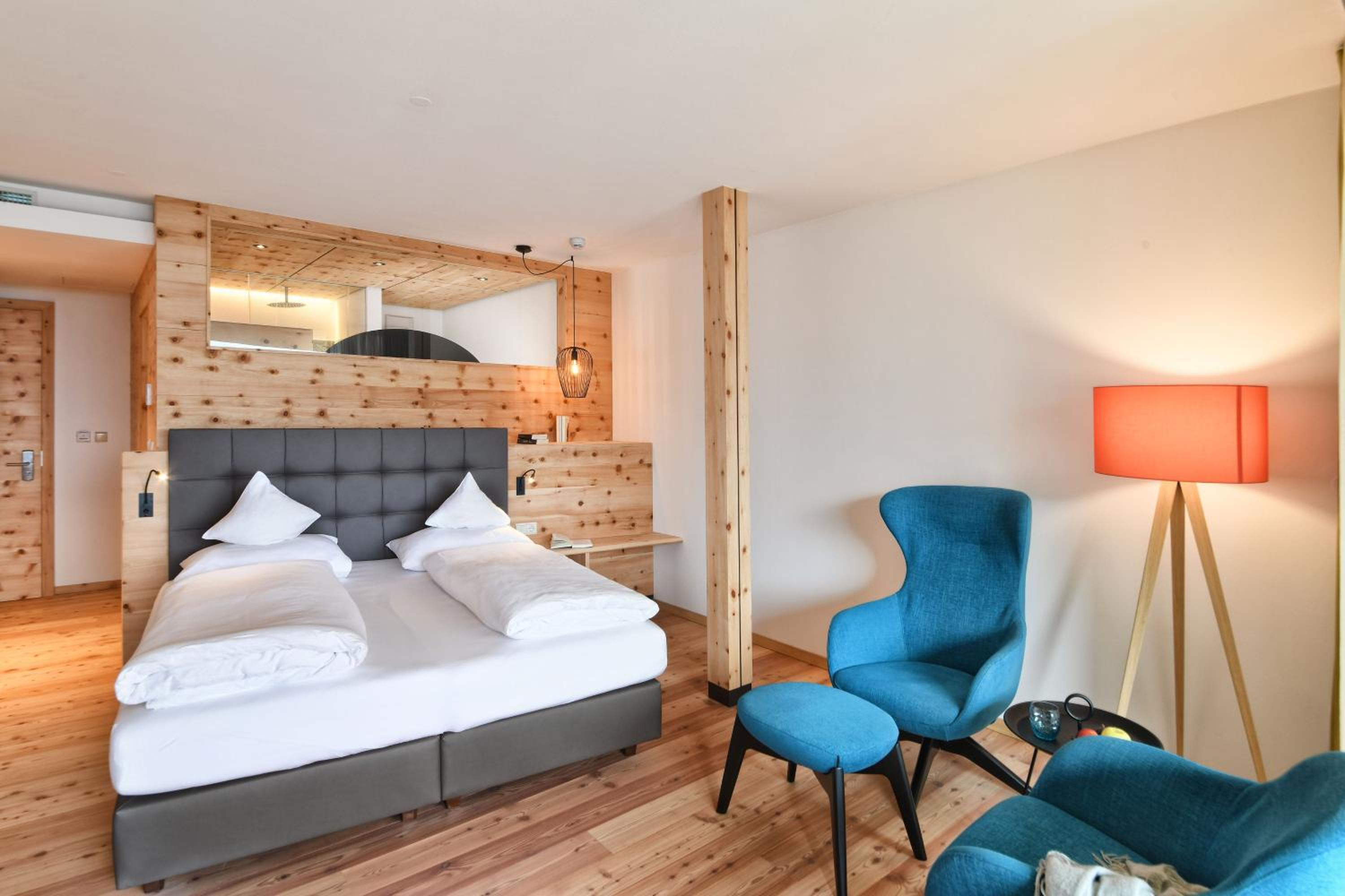 Deluxe Double Room with Balcony - Photo 5
