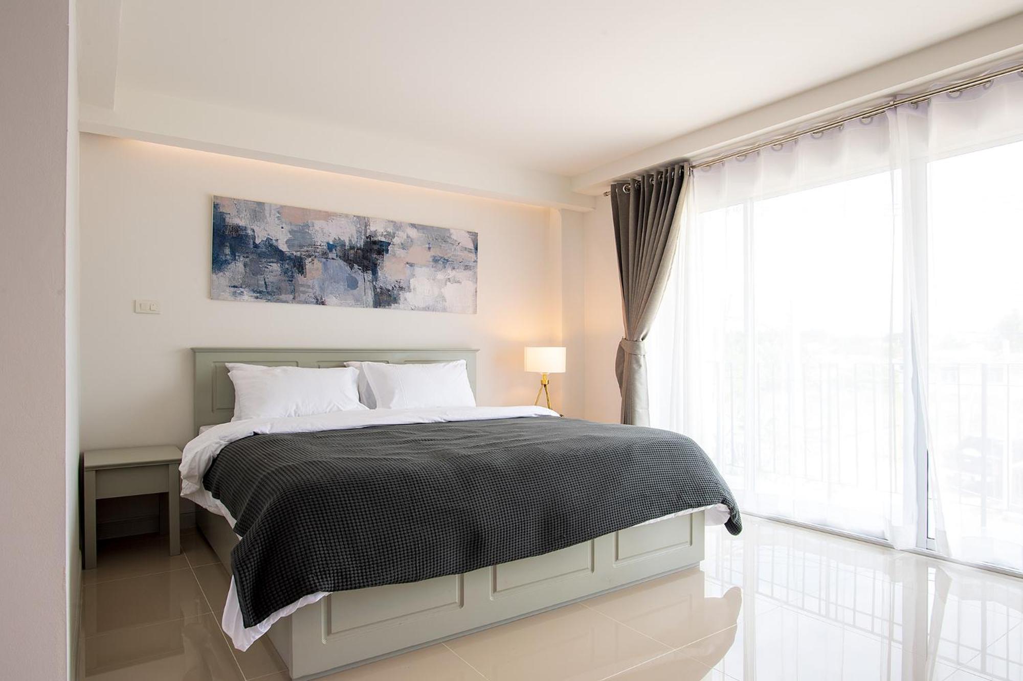 Deluxe Double Room with Balcony - Photo 10