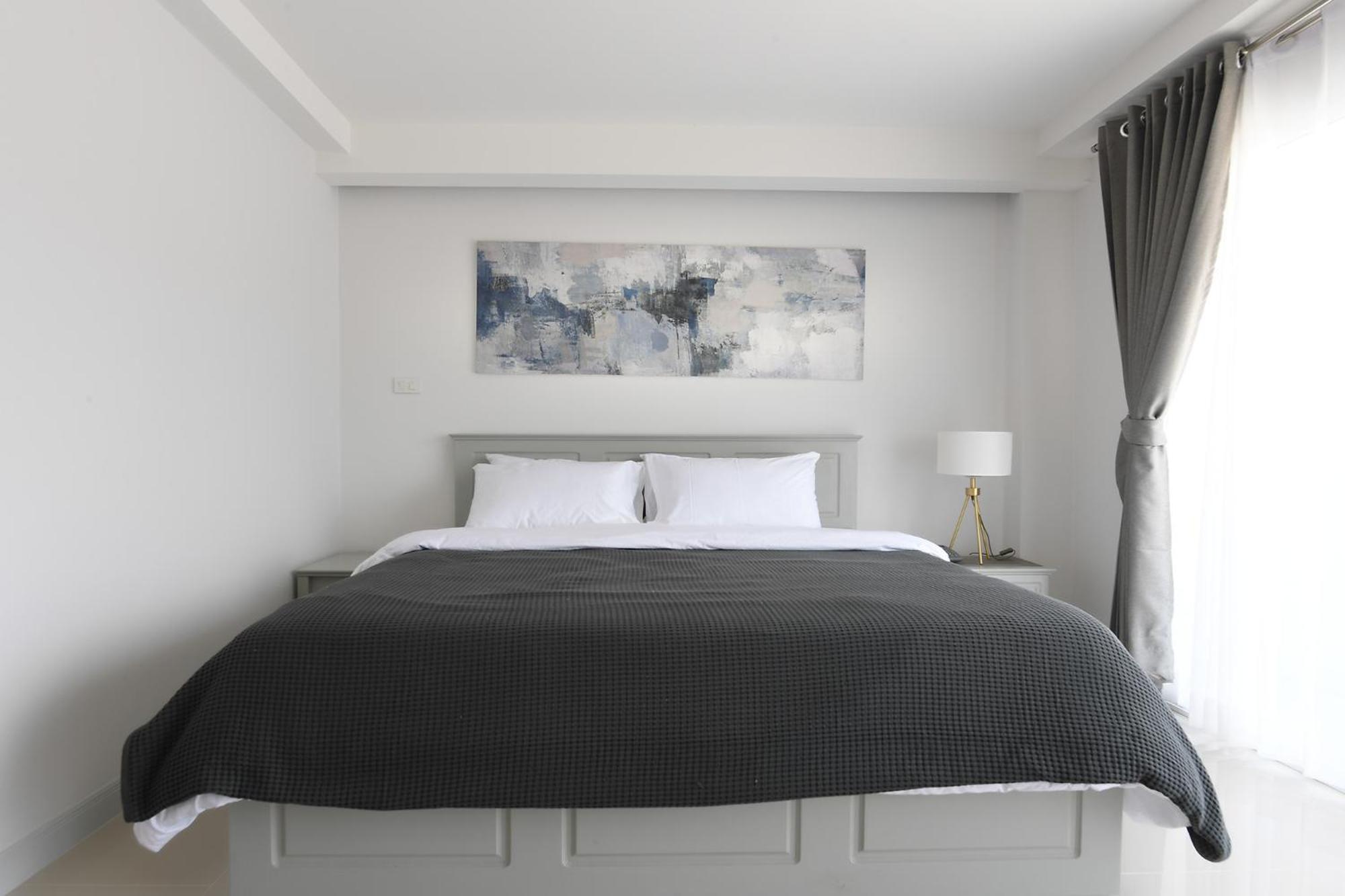 Deluxe Double Room with Balcony - Photo 9