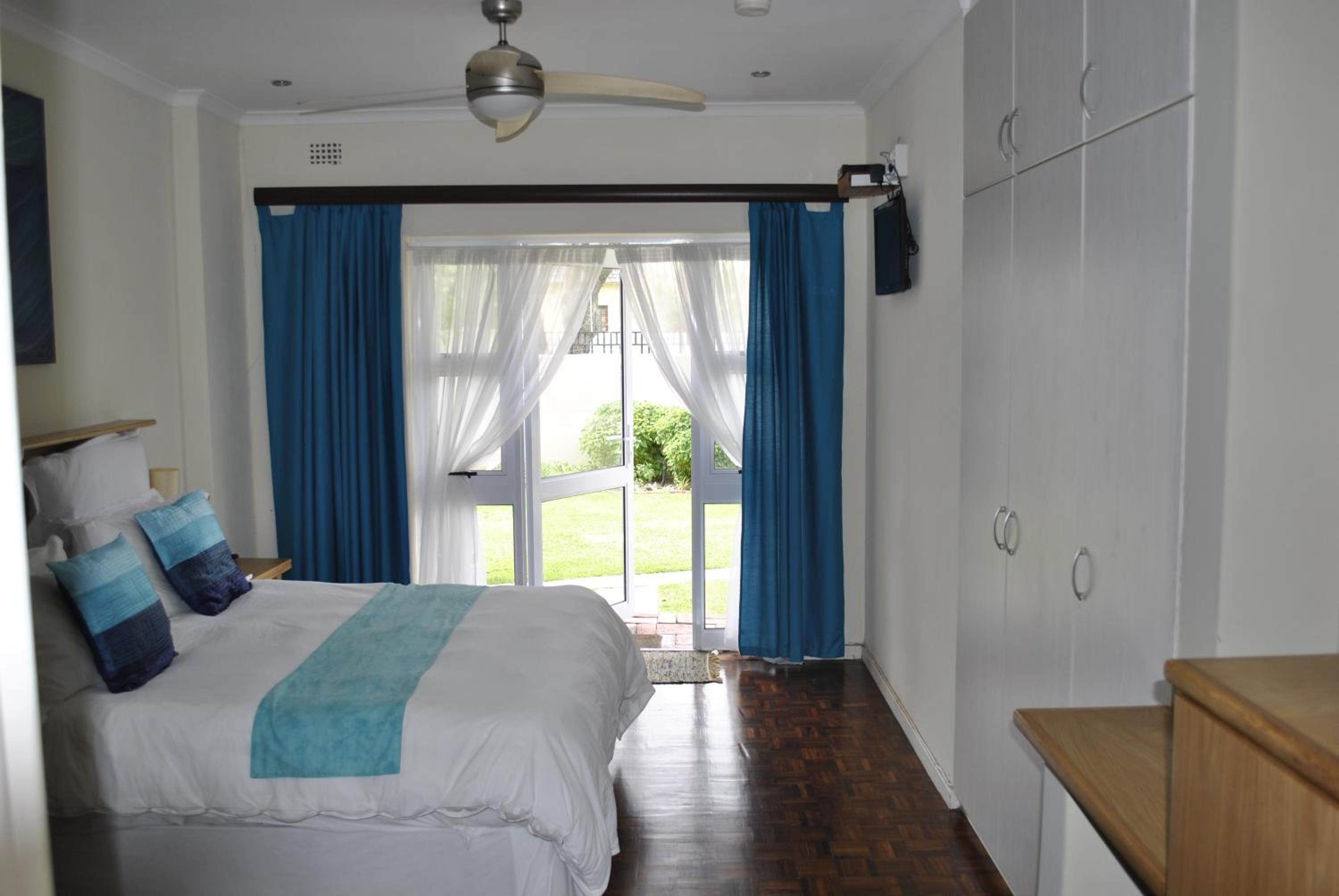 Deluxe Double Room (2 Adults + 1 Child) - Photo 5