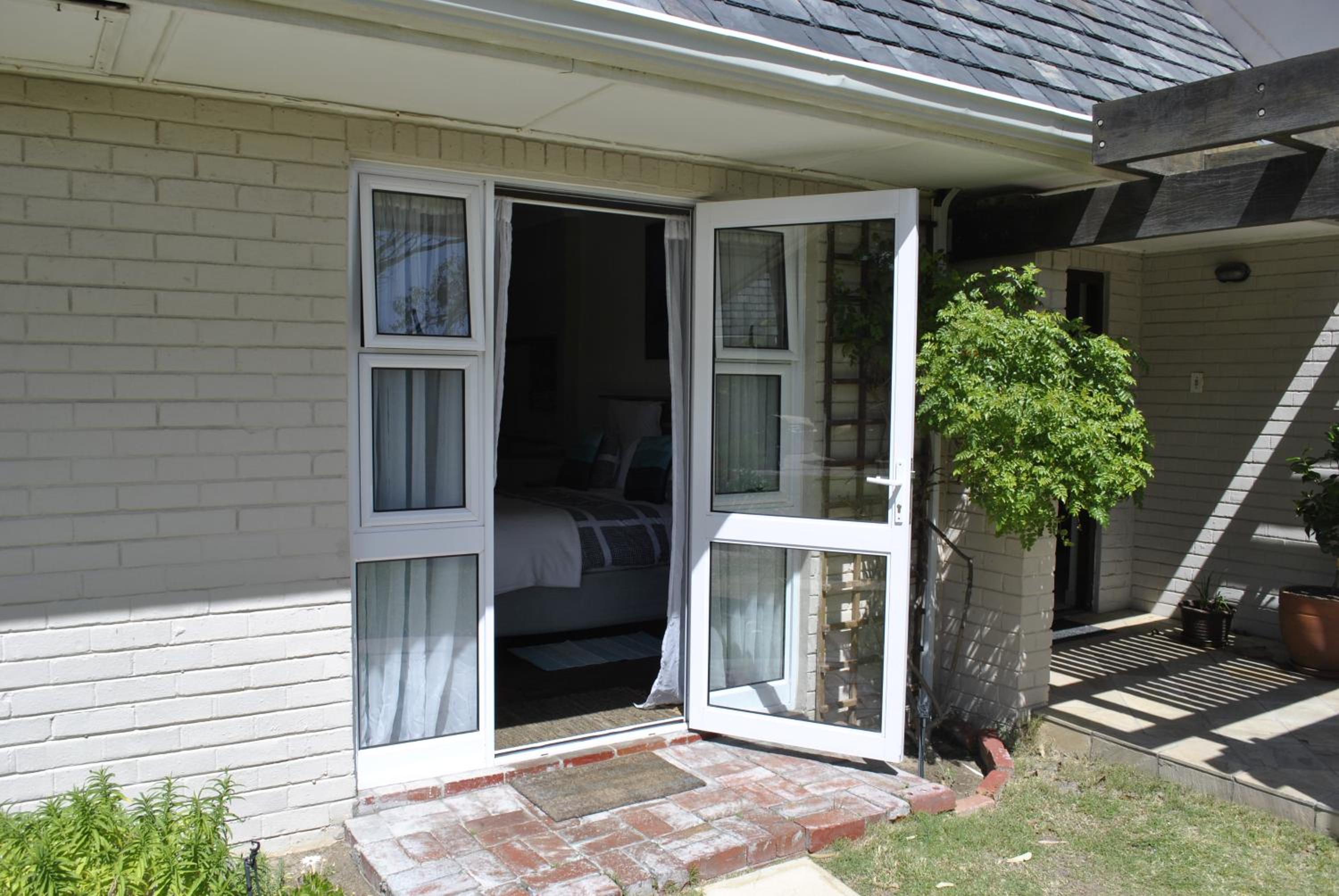 Deluxe Double Room (2 Adults + 1 Child) - Photo 2