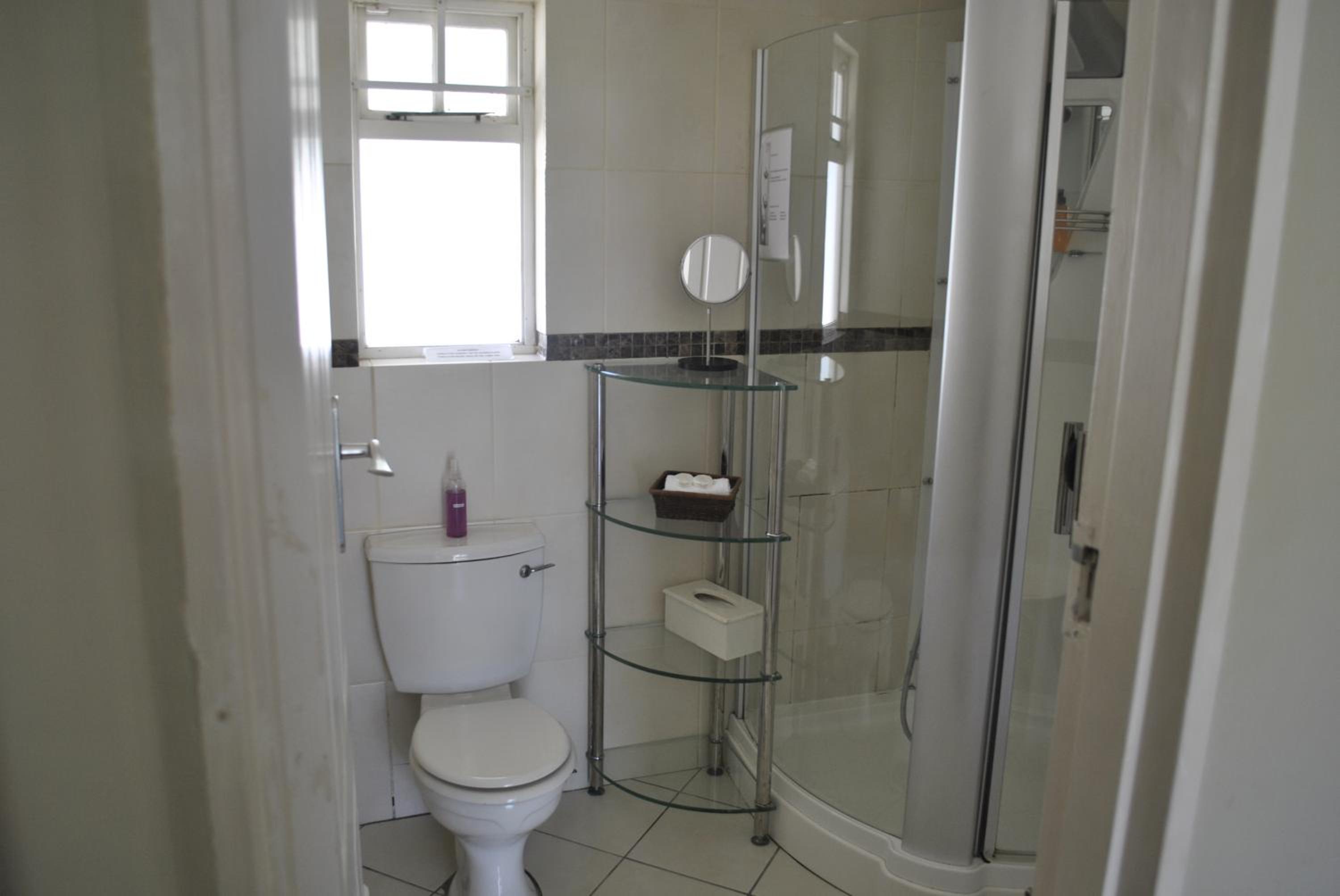 Deluxe Double Room (2 Adults + 1 Child) - Photo 4