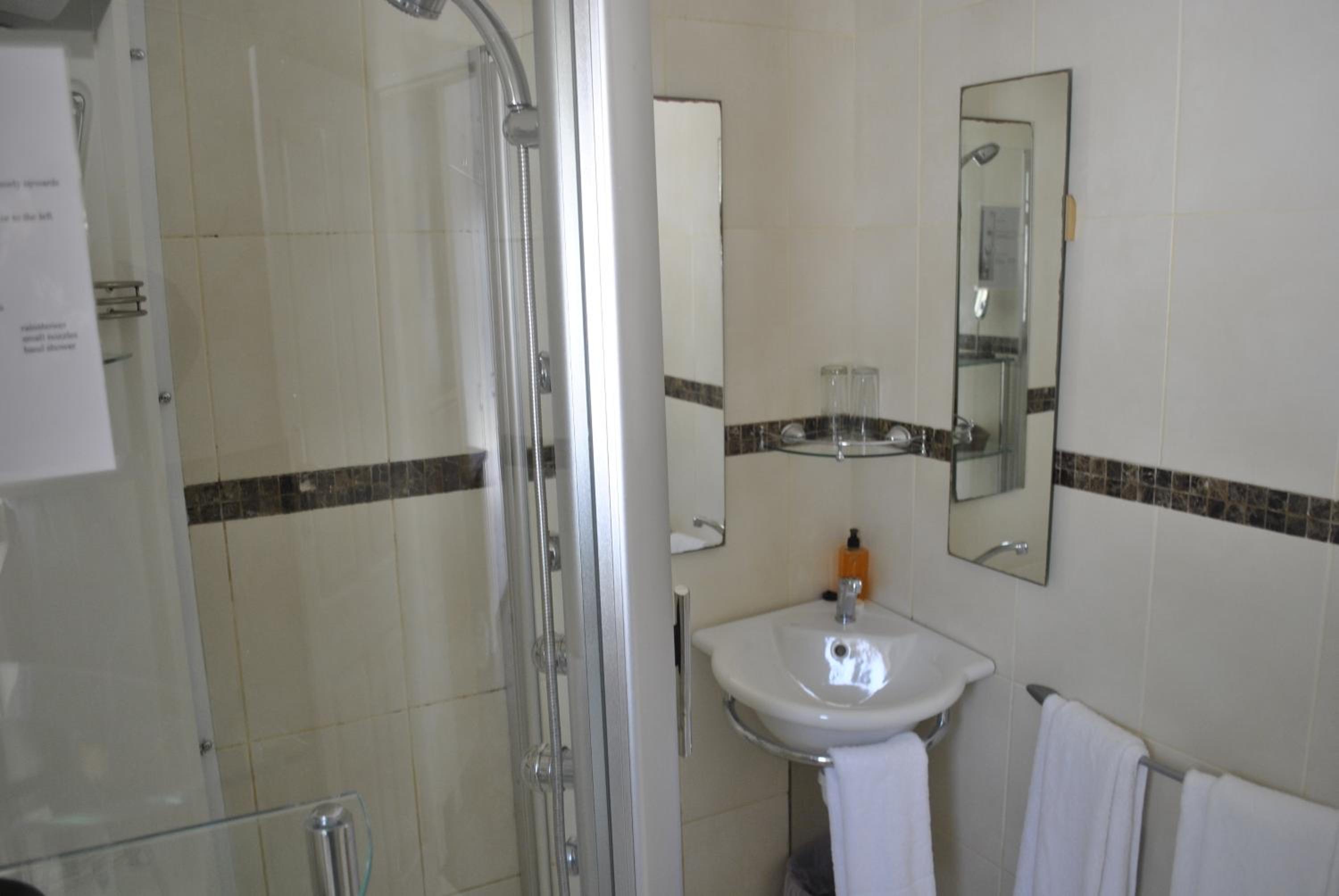 Deluxe Double Room (2 Adults + 1 Child) - Photo 3
