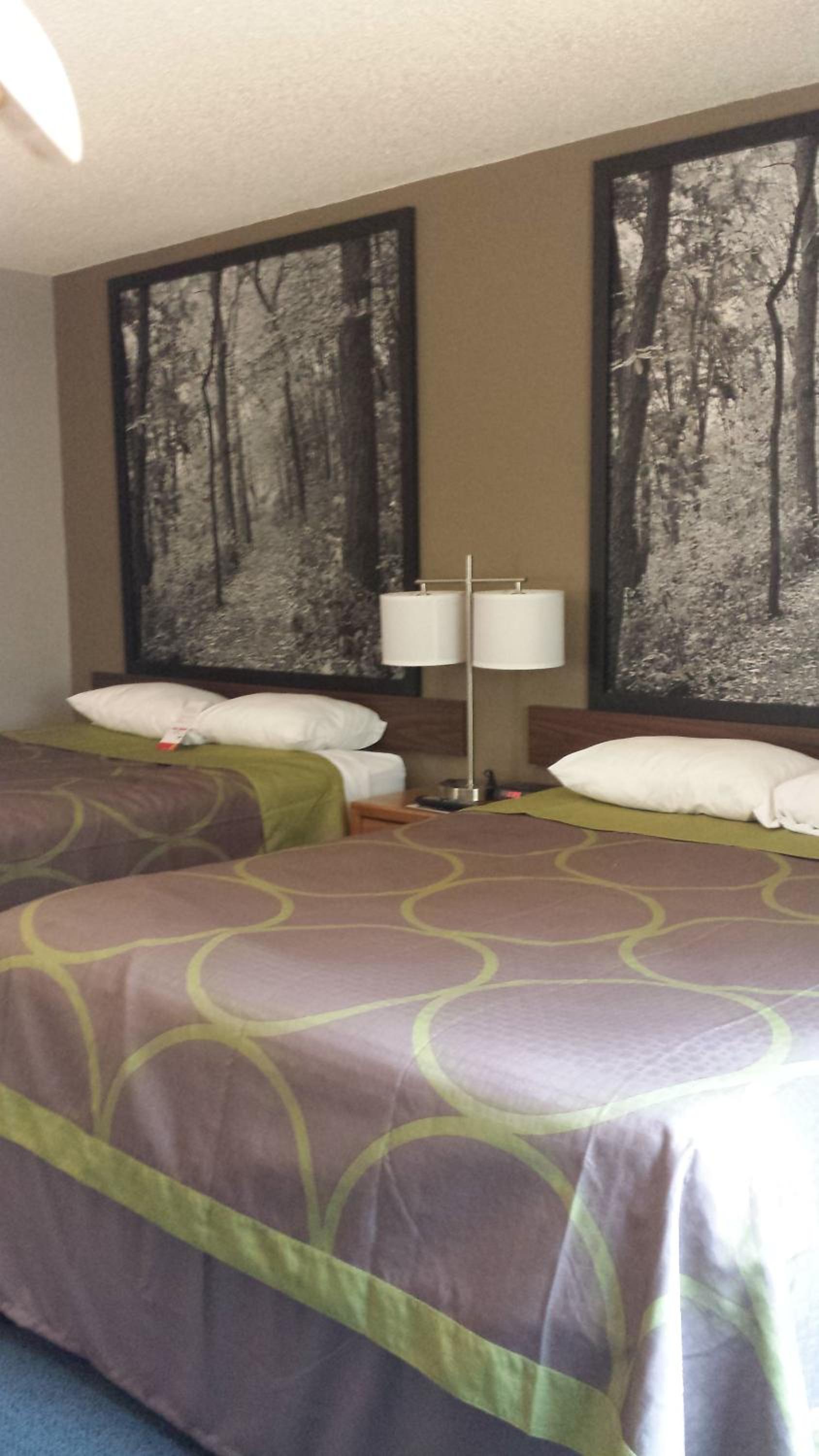 Queen Room with Two Queen Beds - Non-Smoking - Photo 2