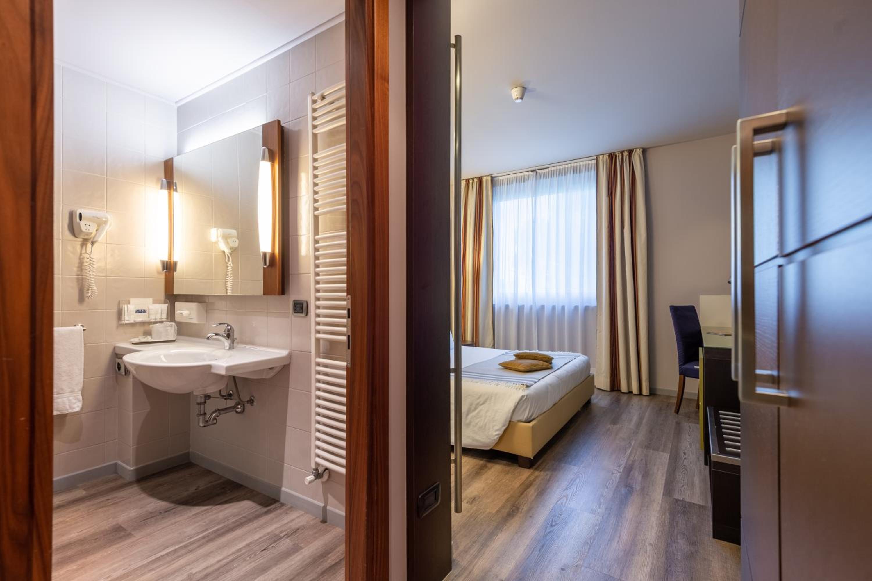 Deluxe Twin Room - Photo 6