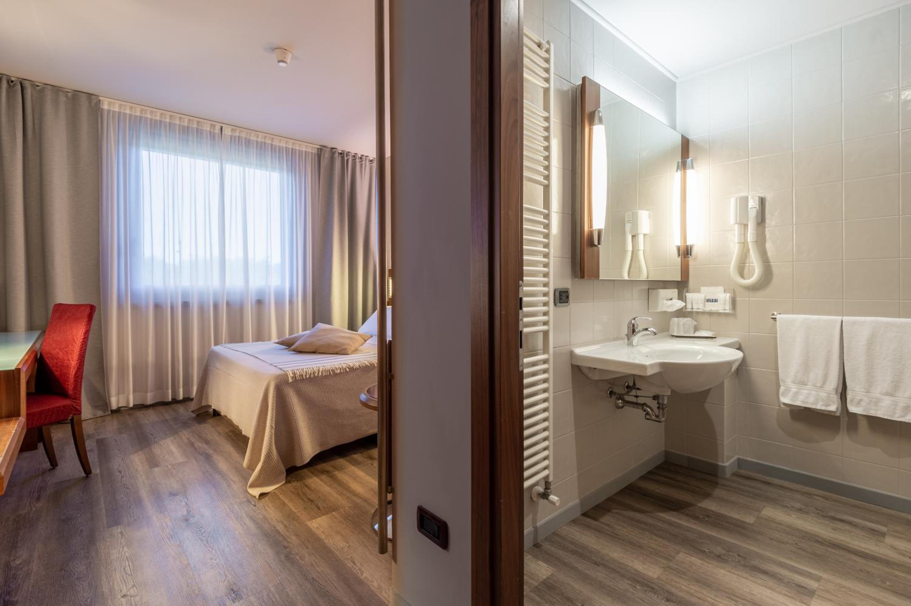 Deluxe Twin Room - Photo 1