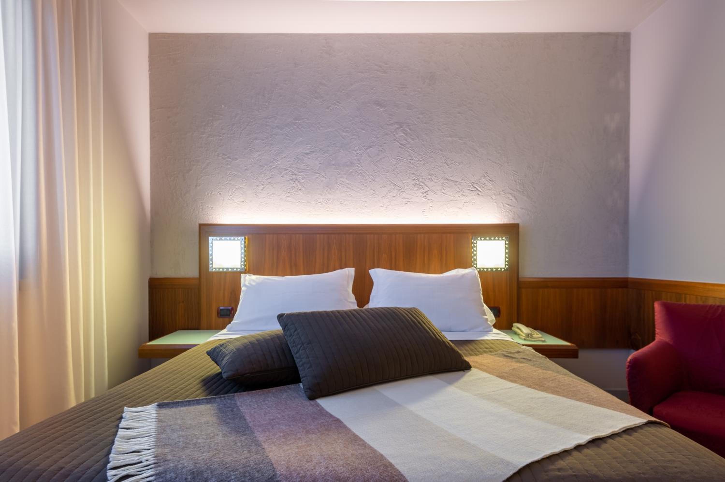 Deluxe Twin Room - Photo 9