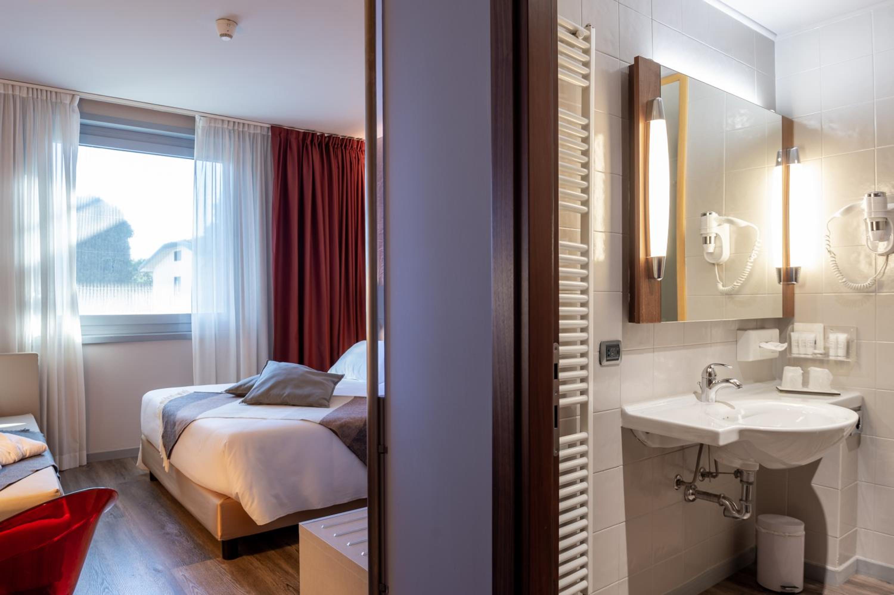 Deluxe Room - Photo 20