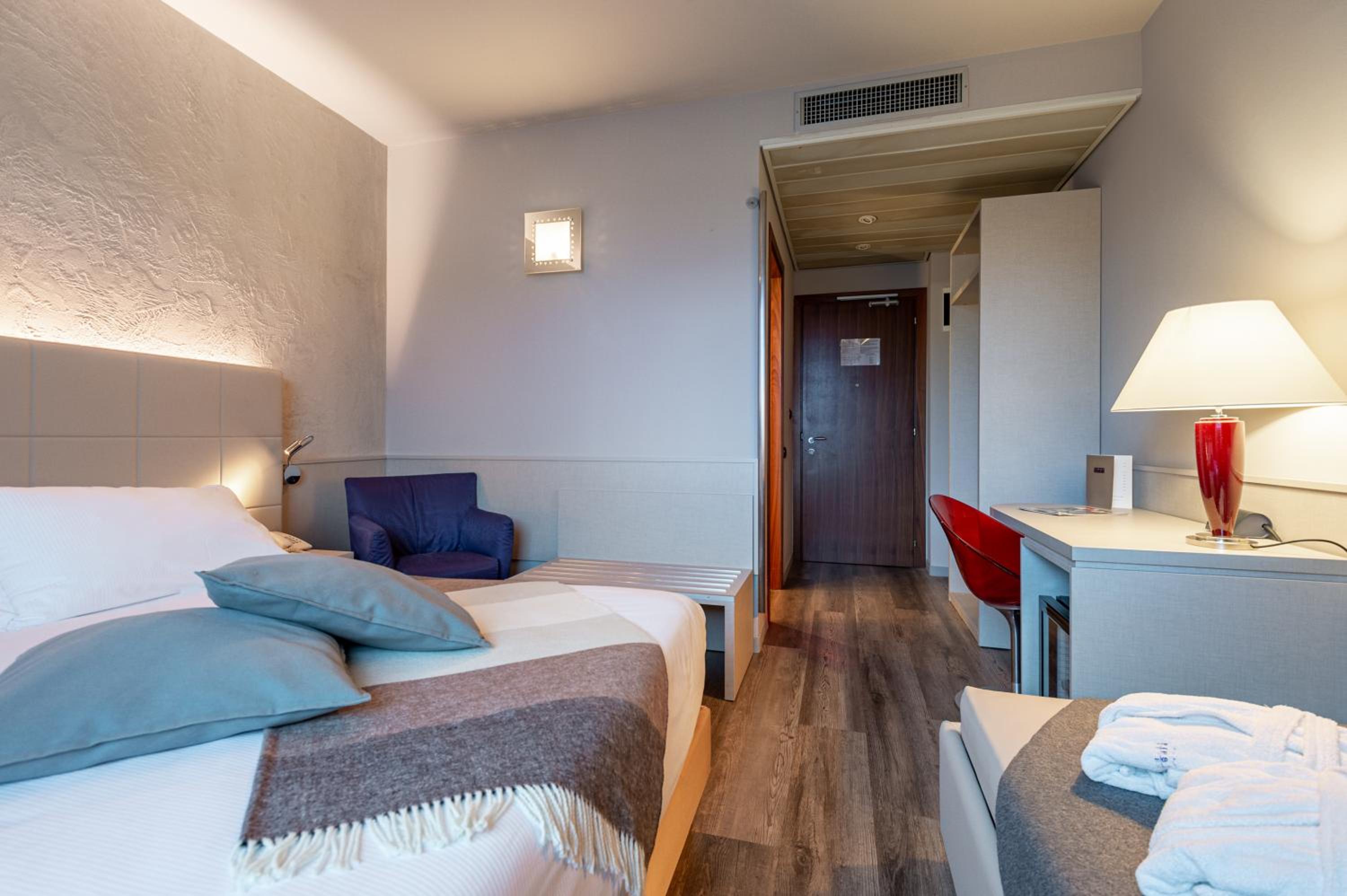 Deluxe Room - Photo 17