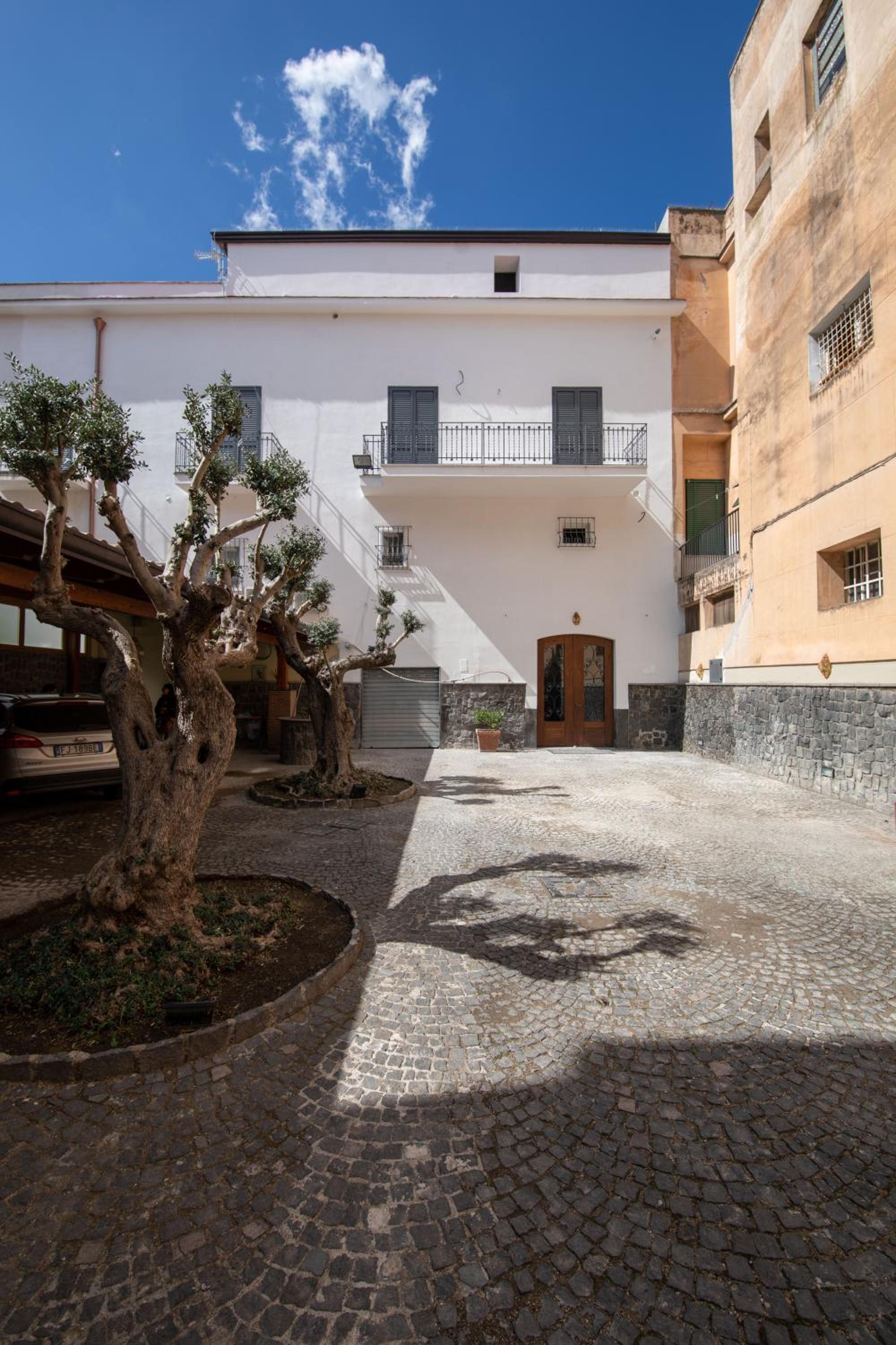 Double Room with Balcony - Photo 26
