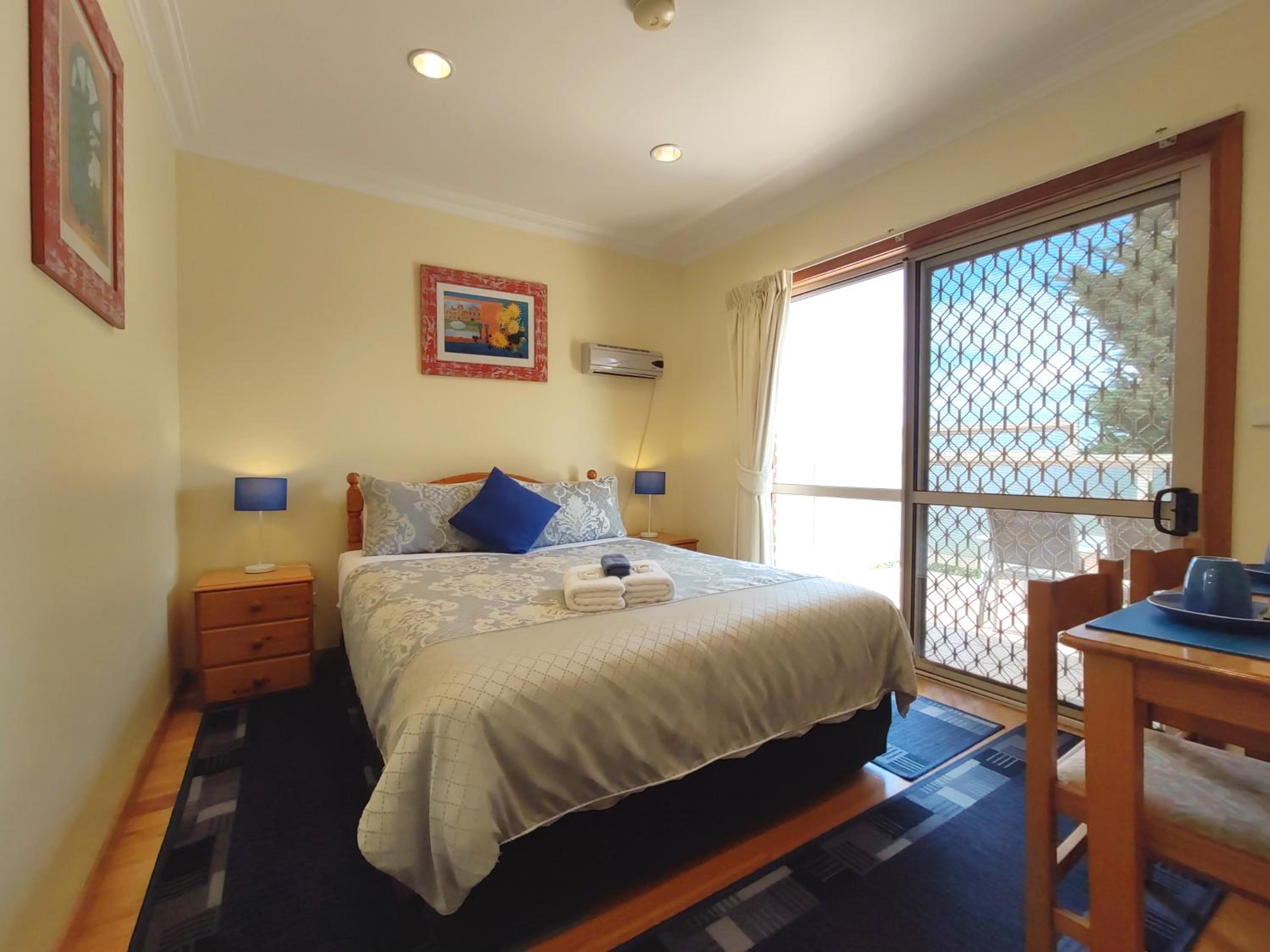 Ocean Facing Queen Room with One Queen Bed (Non Smoking) photo 1