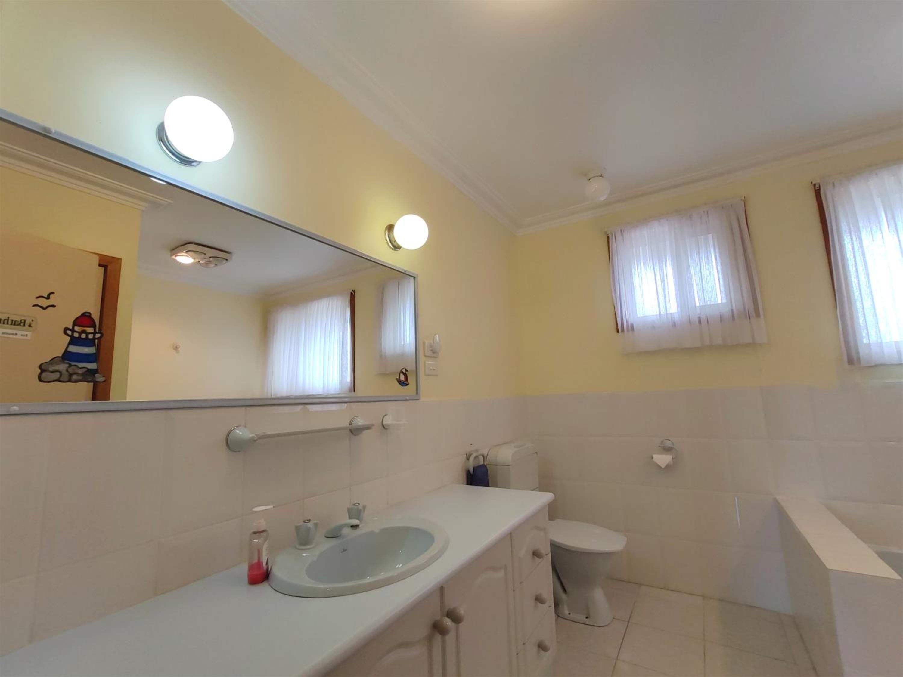 Queen Room with Shared Bathroom photo 3