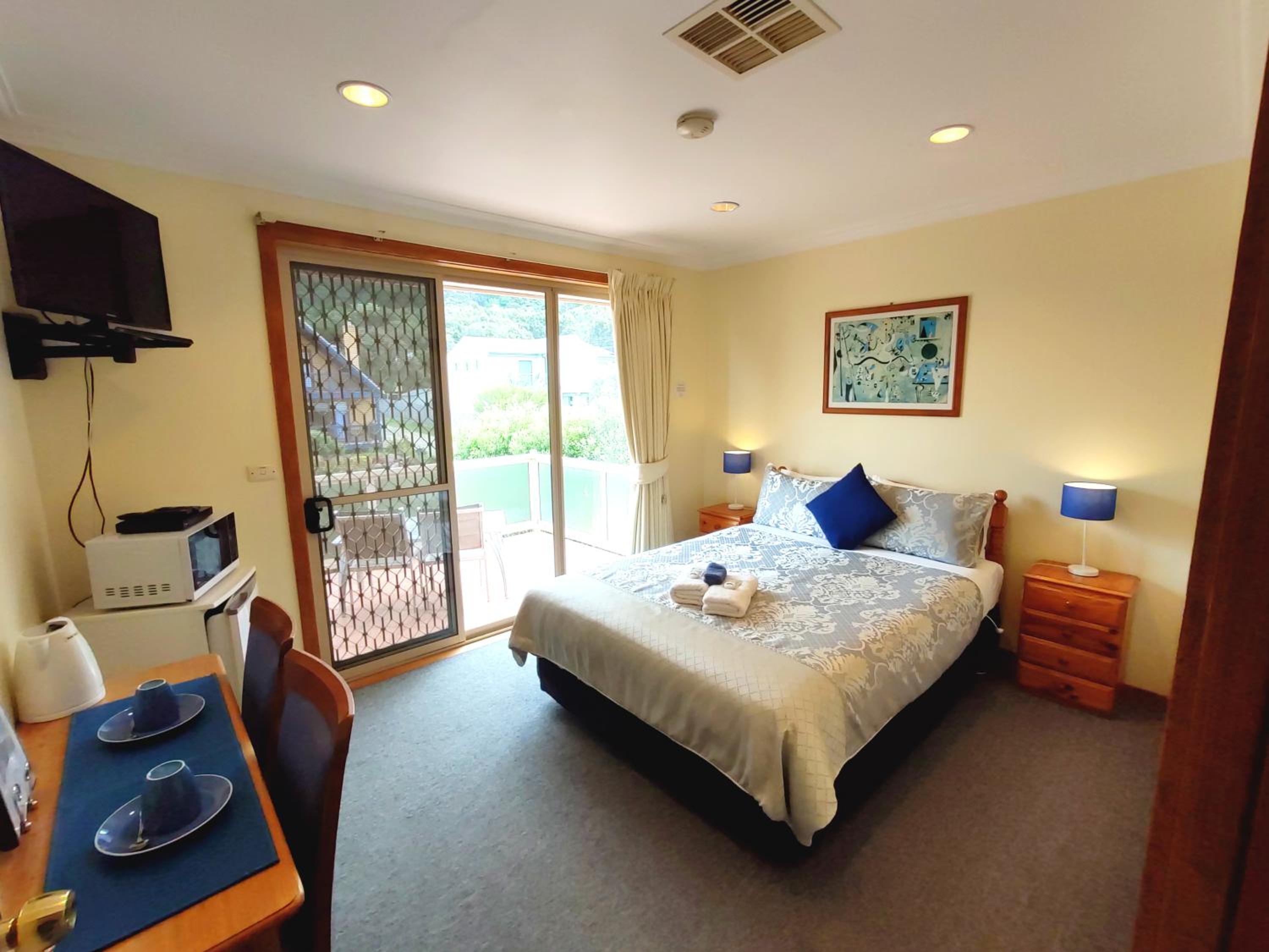 Queen Room with Shared Bathroom photo 1