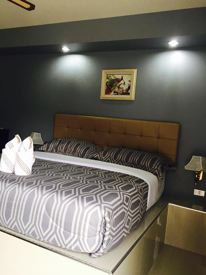 Standard King Room - Photo 16