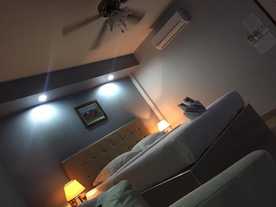 Standard King Room - Photo 15