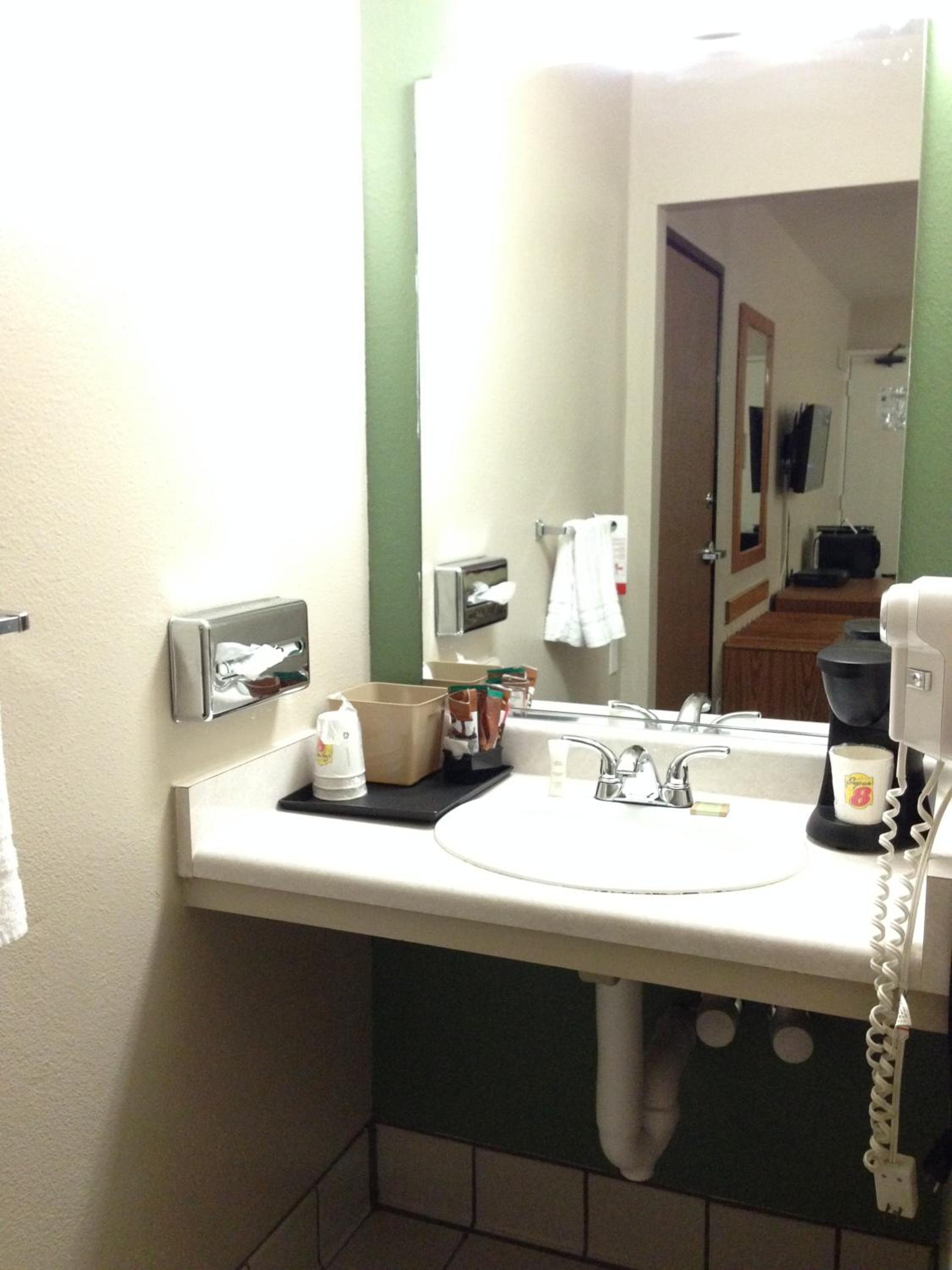 Deluxe Queen Room - Non-Smoking - Photo 4