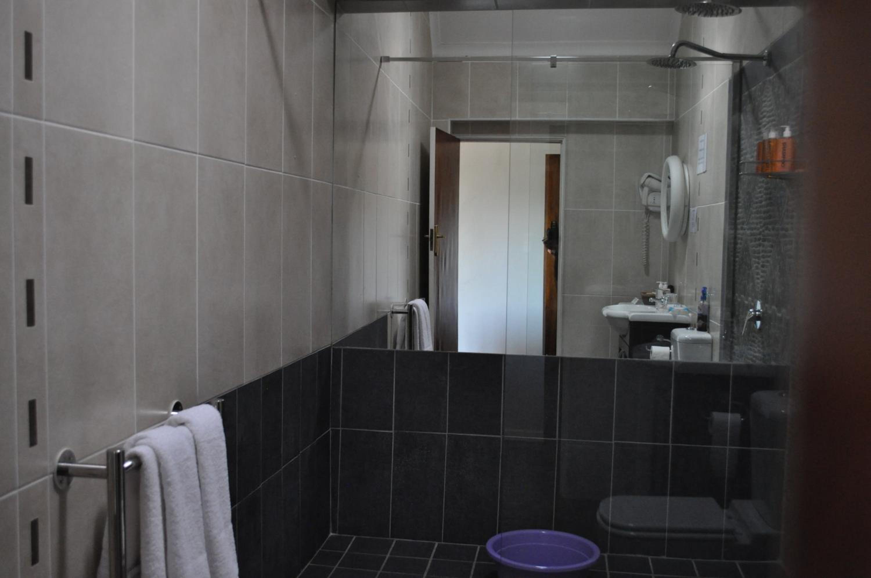 Double or Twin Room with Pool View - Photo 4