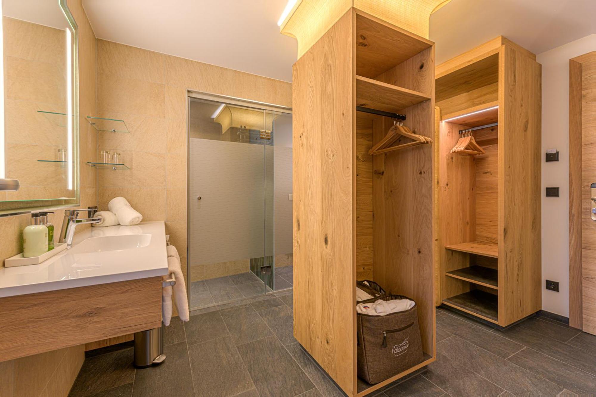 Double Room with Lake View - Photo 2