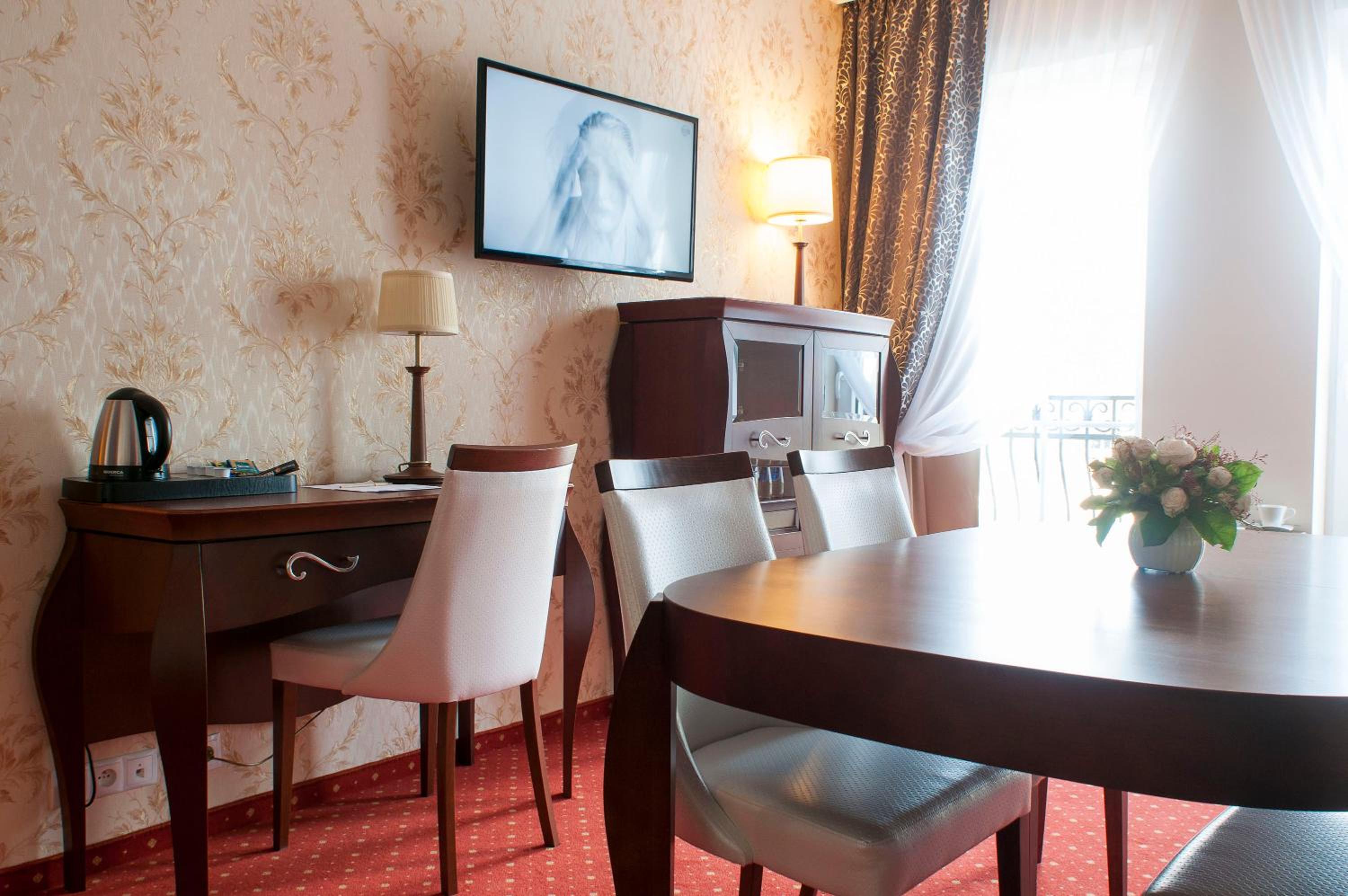 One-Bedroom Apartment with Balcony - Photo 2