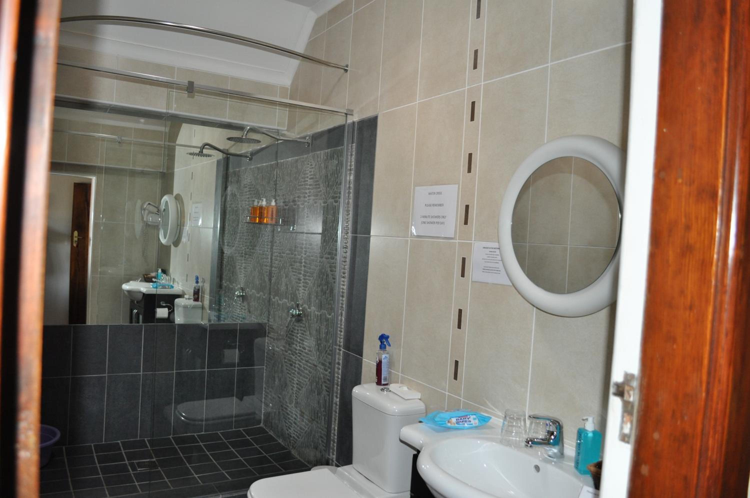 Double or Twin Room with Pool View - Photo 3